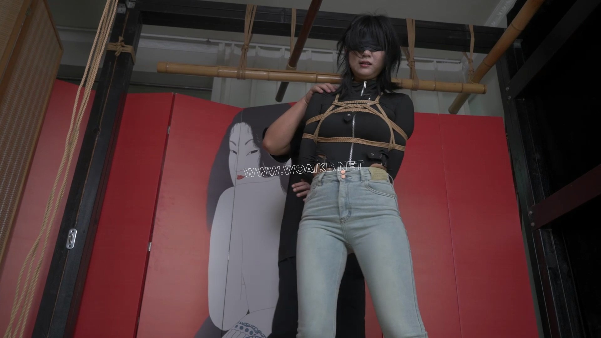 丰满小美女猫猫降临，牛仔裤白袜捆绑调教！肉感十足！ 预览图