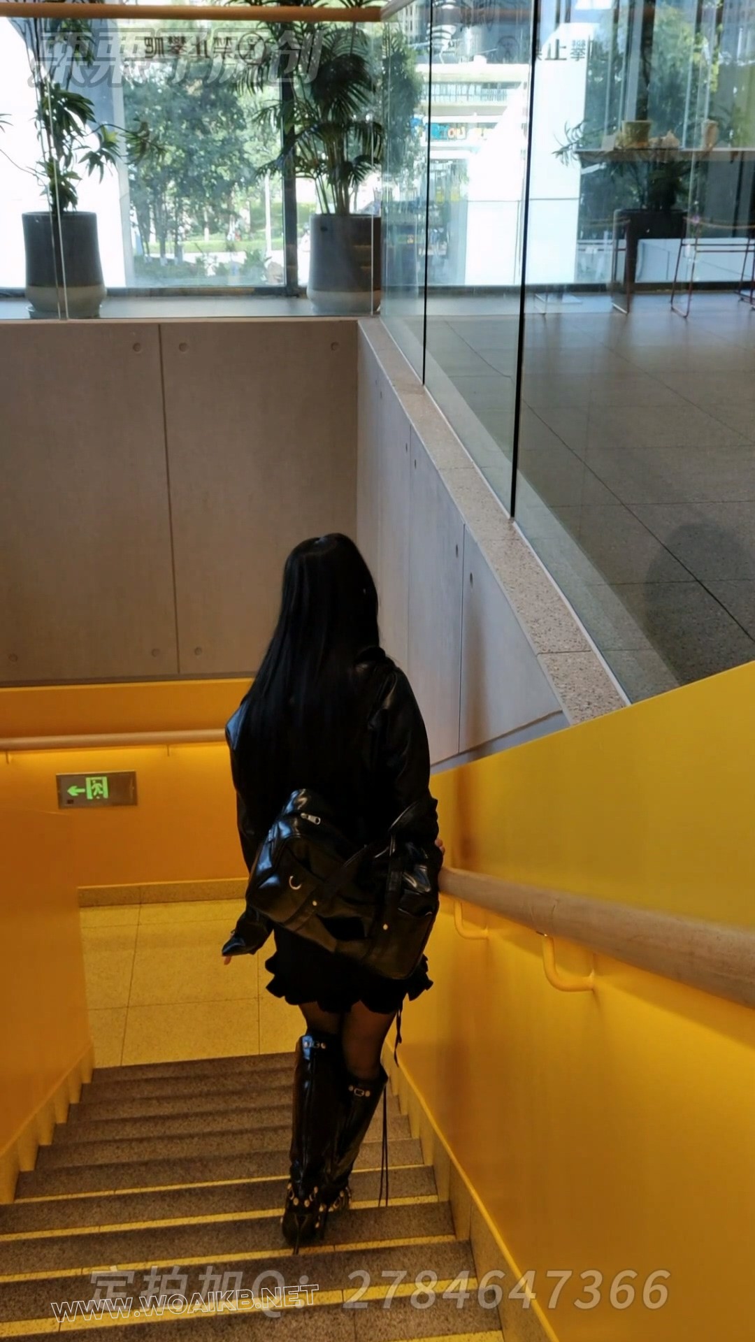 《搔首弄姿的女网红 01》 户外调教、商场强高、餐厅强高、高跟靴、包臀连衣裙、快... 预览图