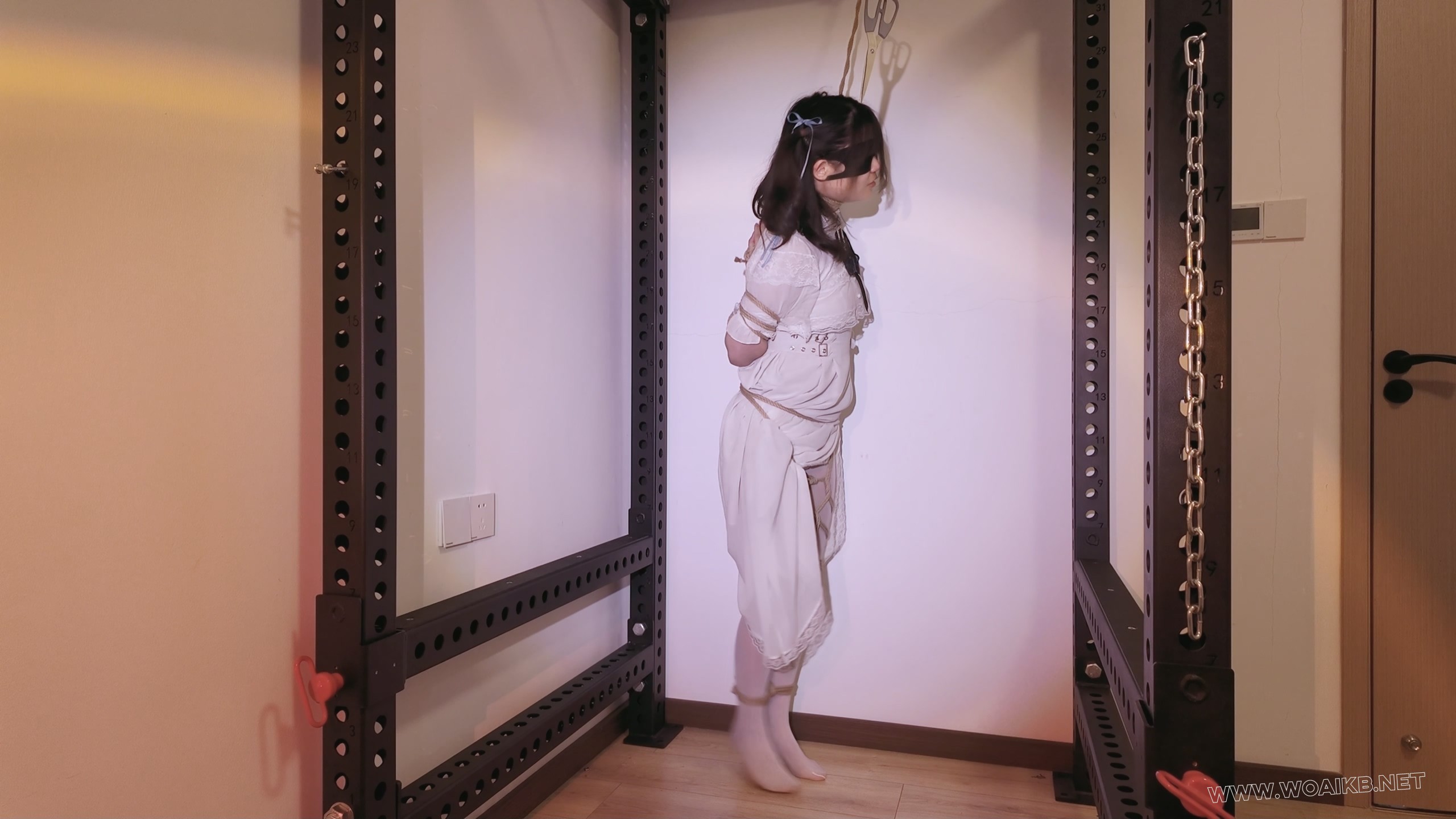 《萝莉女奴脱缚挑战》-海砂— 观音 白丝踮脚 勒脖吊缚挣脱挑战 失败后被放置强高 预览图