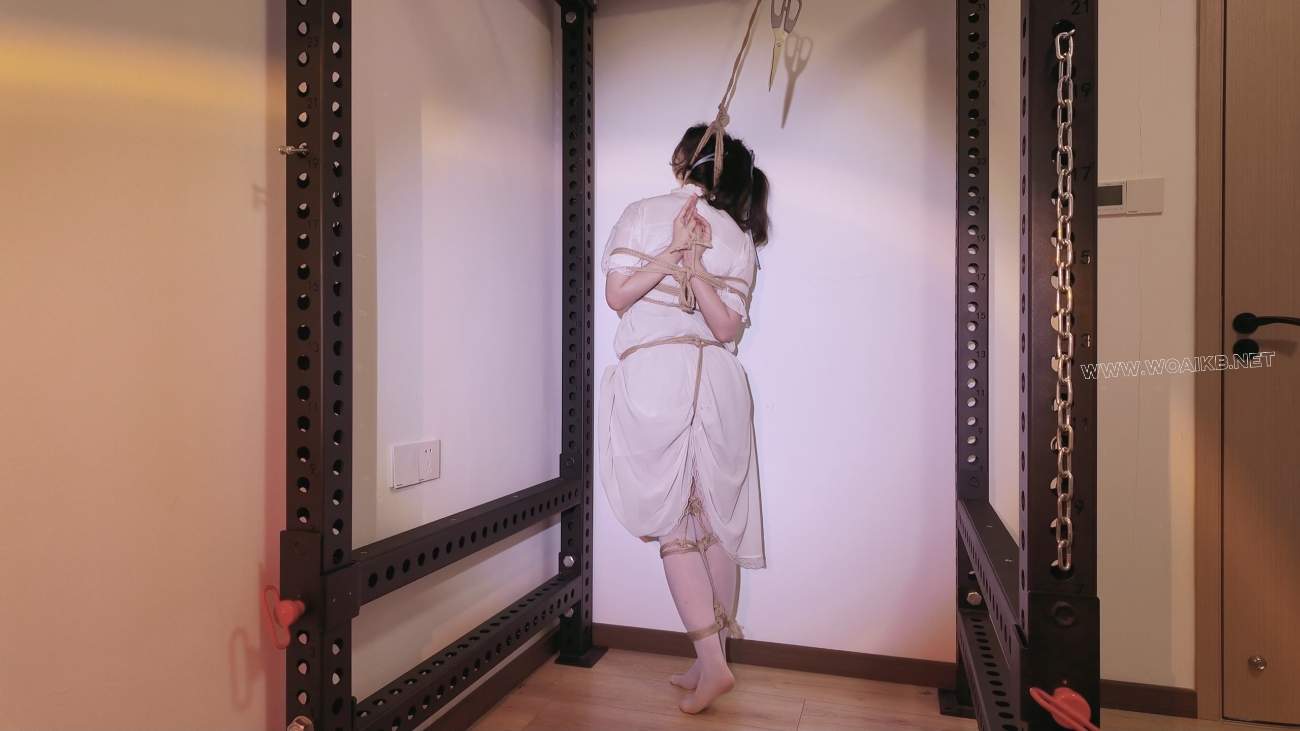 《萝莉女奴脱缚挑战》-海砂— 观音 白丝踮脚 勒脖吊缚挣脱挑战 失败后被放置强高 预览图