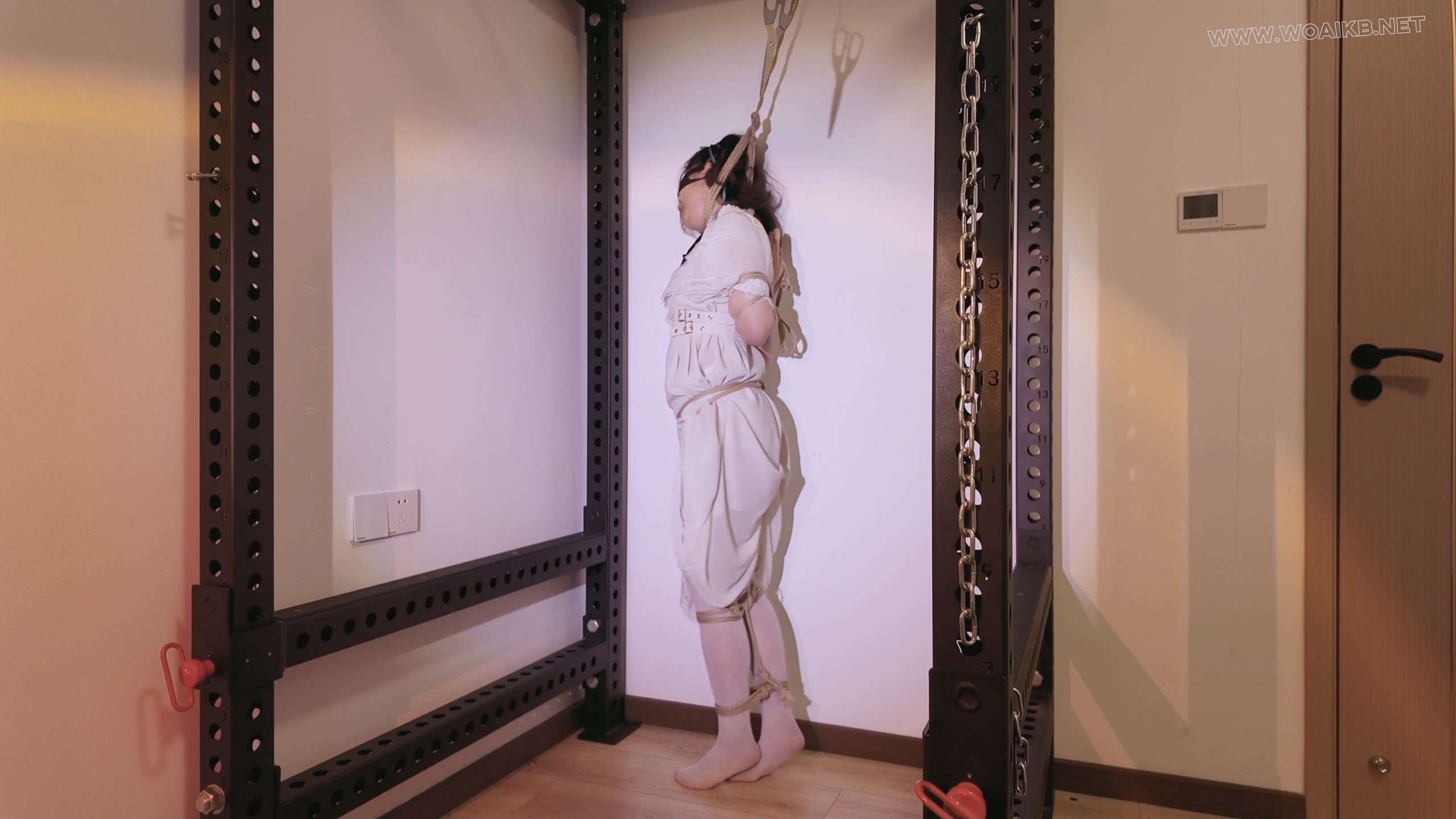《萝莉女奴脱缚挑战》-海砂— 观音 白丝踮脚 勒脖吊缚挣脱挑战 失败后被放置强高 预览图