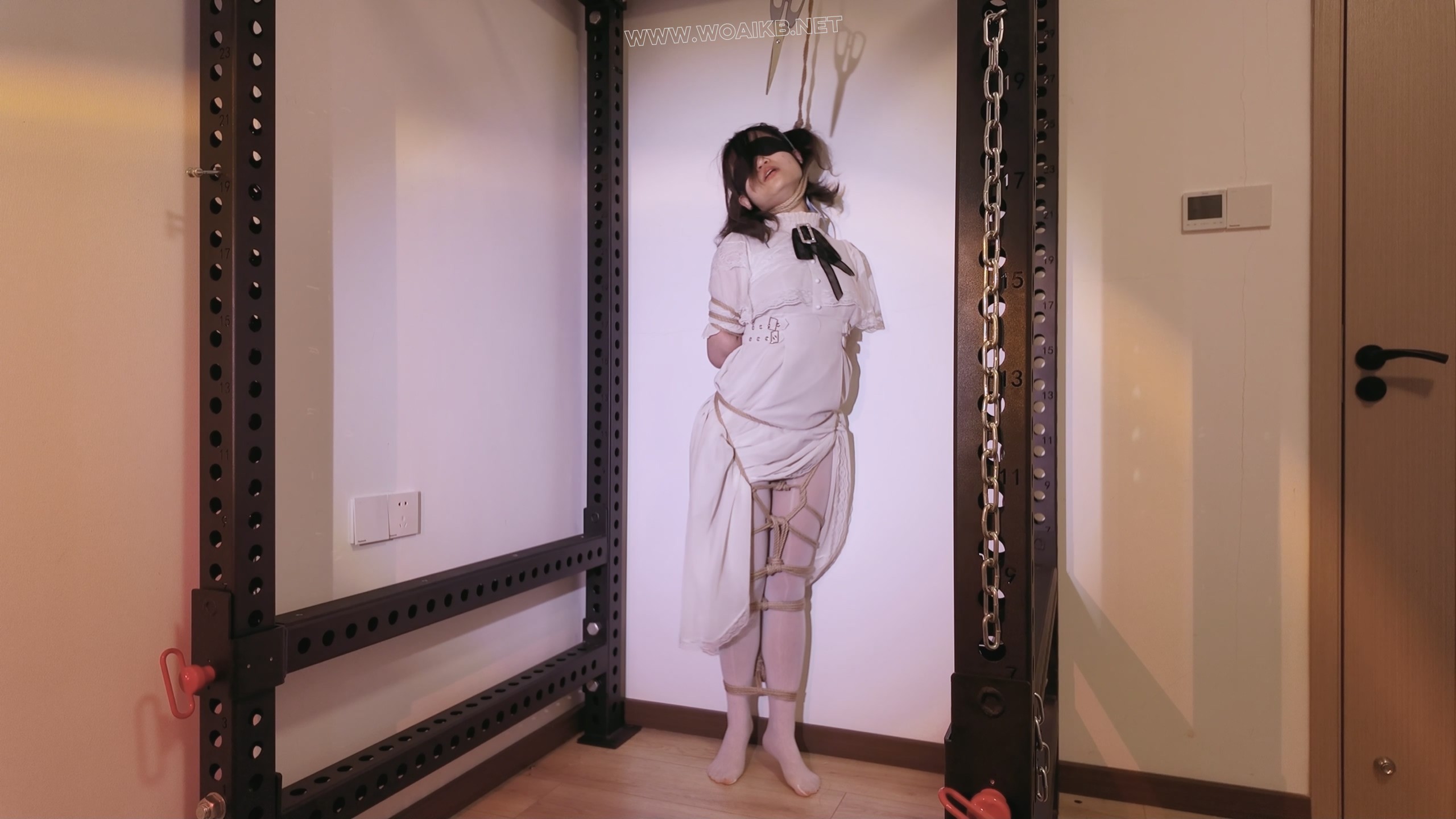 《萝莉女奴脱缚挑战》-海砂— 观音 白丝踮脚 勒脖吊缚挣脱挑战 失败后被放置强高 预览图