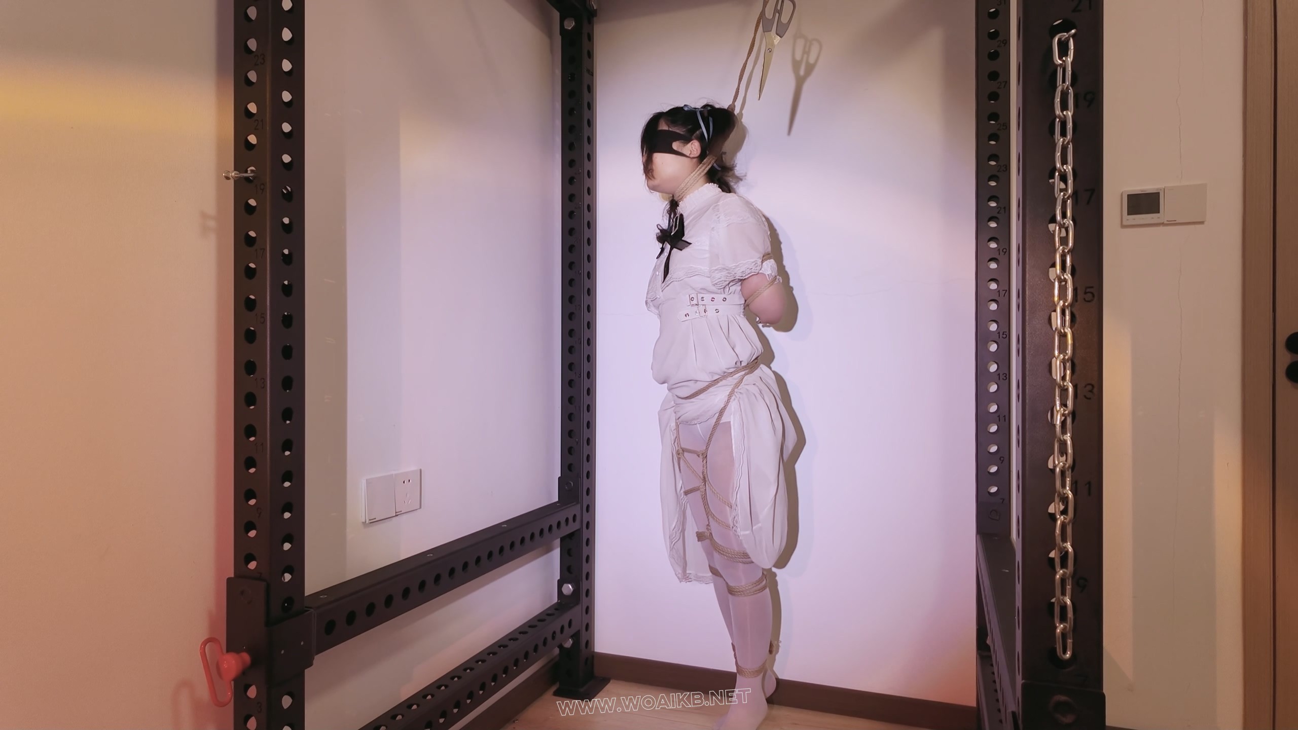 《萝莉女奴脱缚挑战》-海砂— 观音 白丝踮脚 勒脖吊缚挣脱挑战 失败后被放置强高 预览图