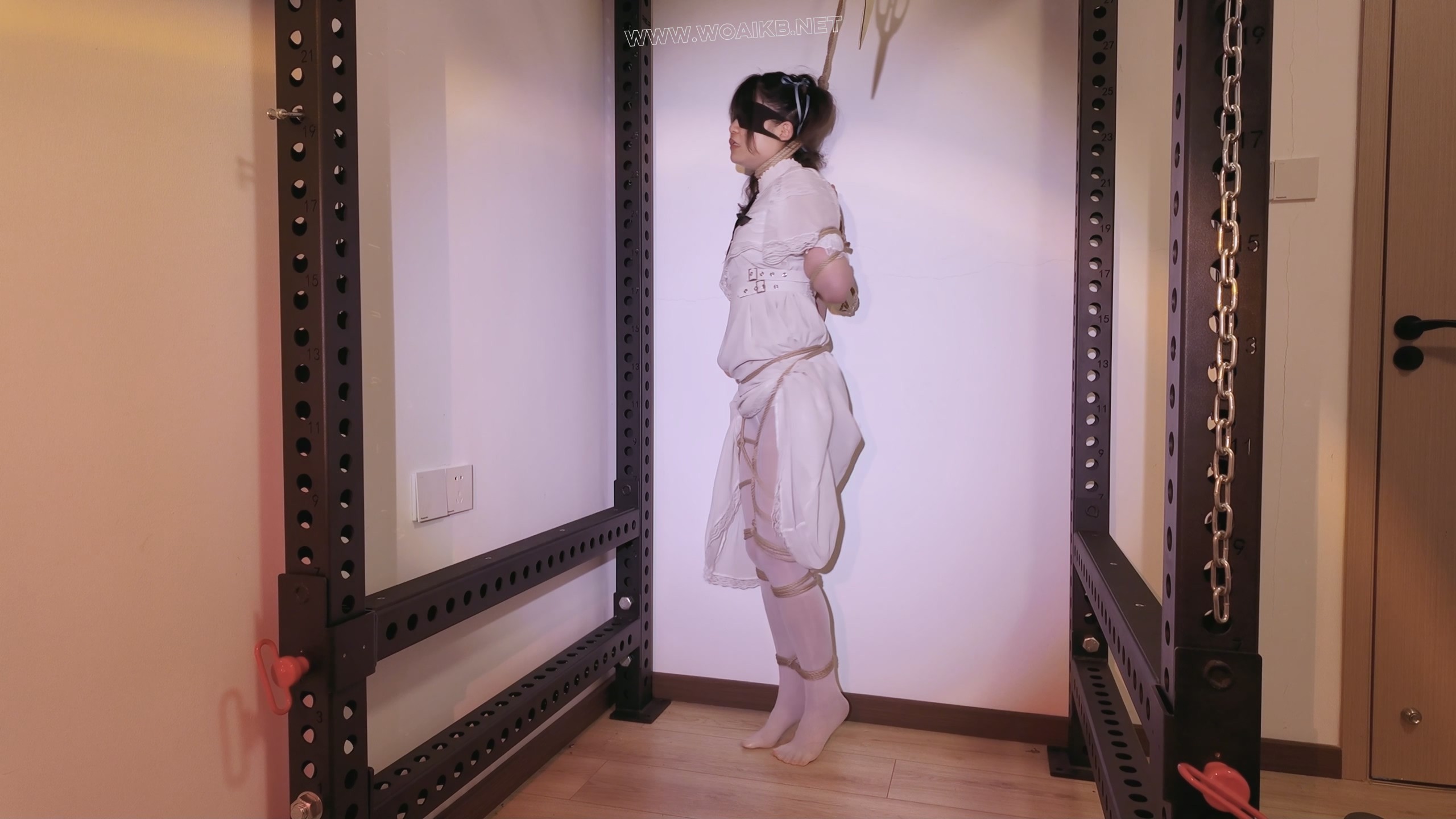 《萝莉女奴脱缚挑战》-海砂— 观音 白丝踮脚 勒脖吊缚挣脱挑战 失败后被放置强高 预览图