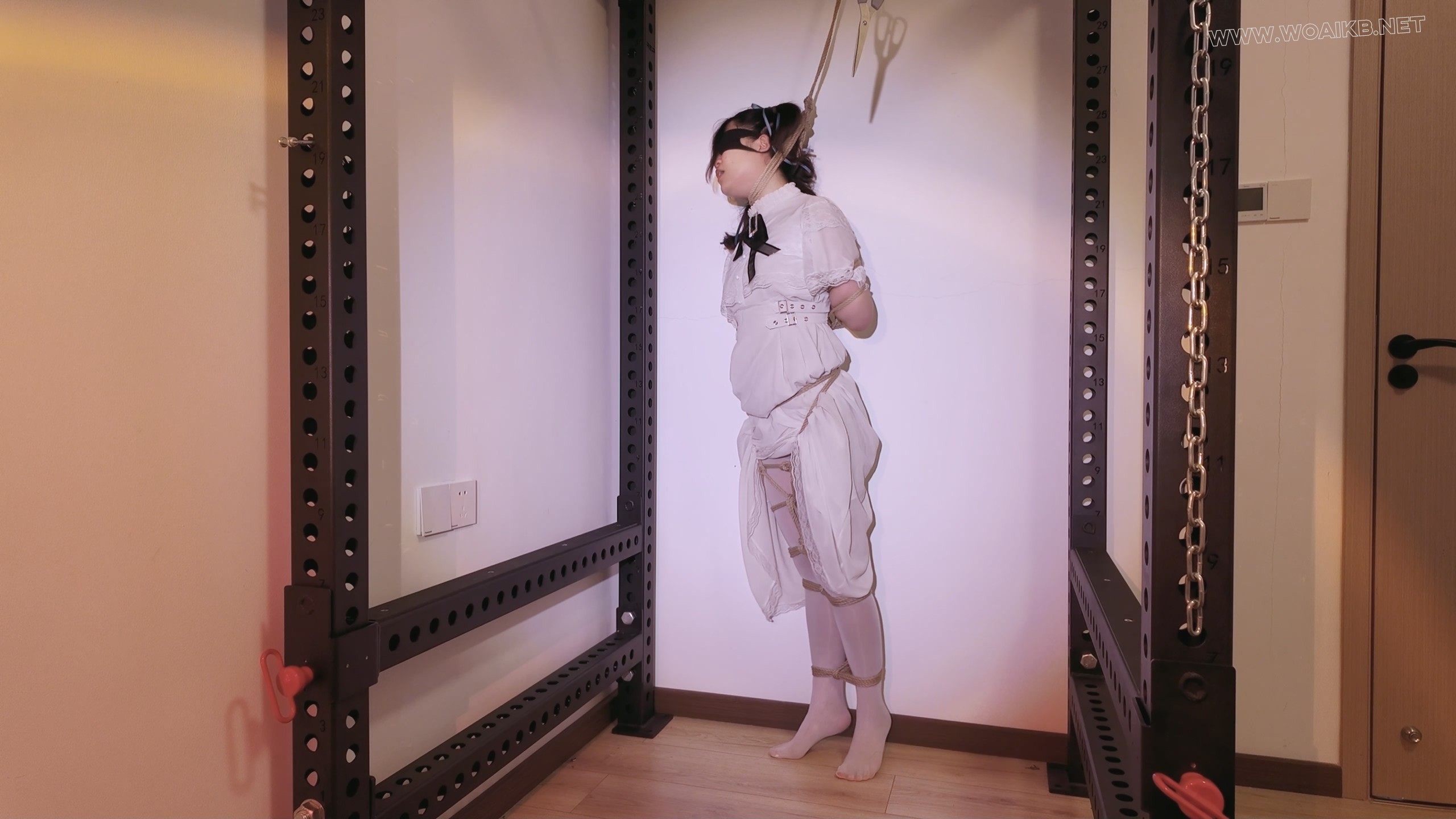《萝莉女奴脱缚挑战》-海砂— 观音 白丝踮脚 勒脖吊缚挣脱挑战 失败后被放置强高 预览图