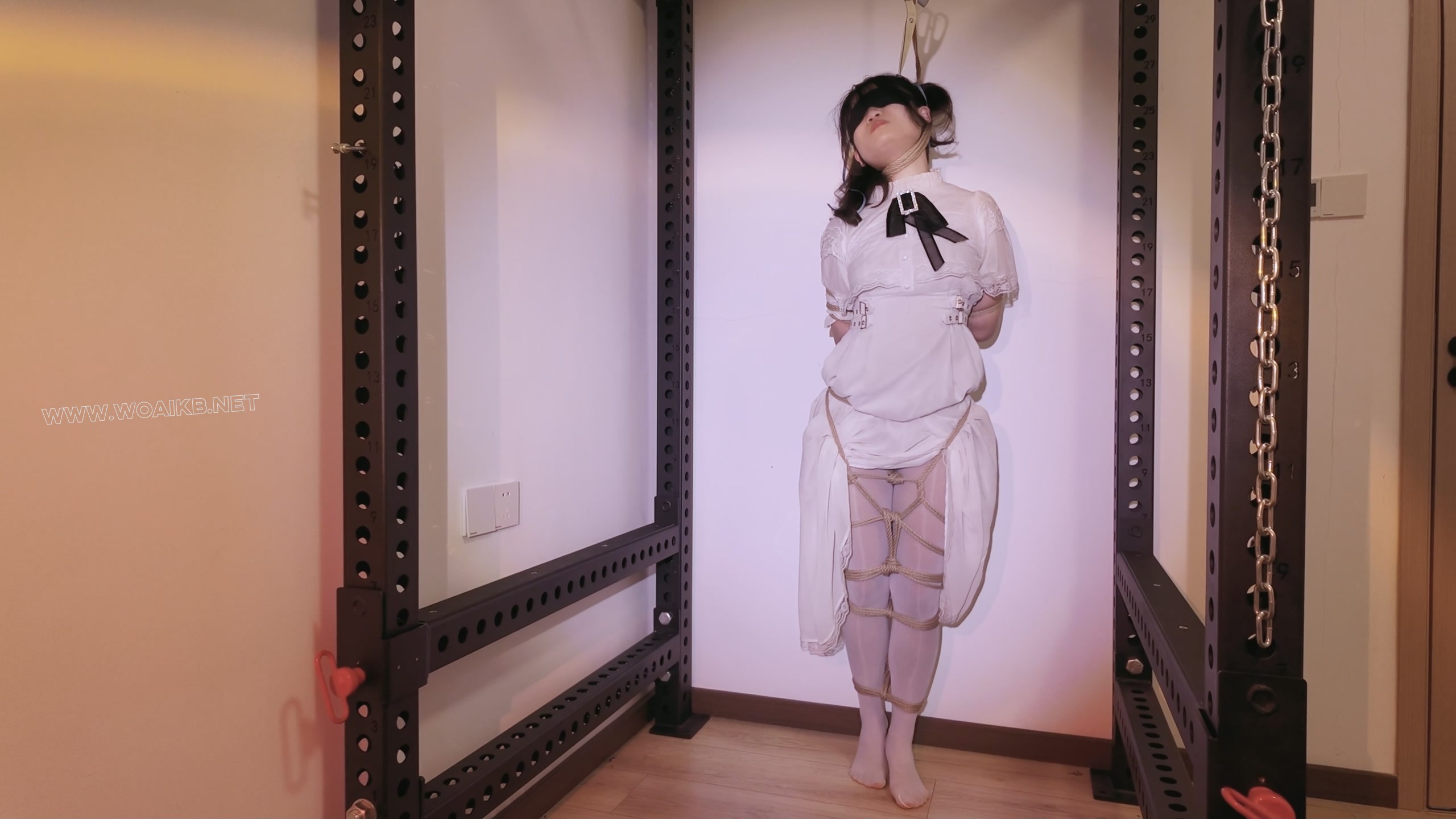 《萝莉女奴脱缚挑战》-海砂— 观音 白丝踮脚 勒脖吊缚挣脱挑战 失败后被放置强高 预览图
