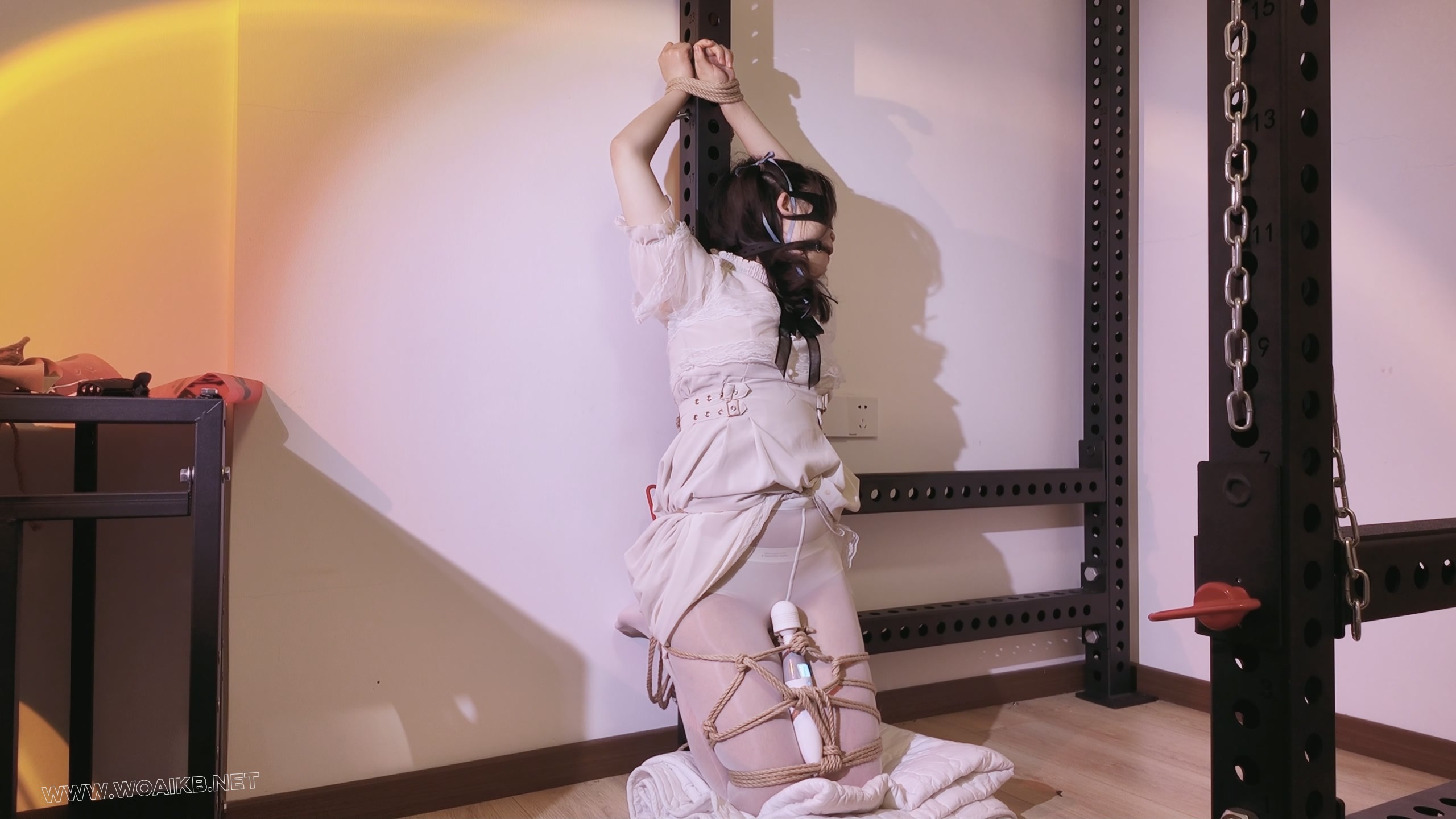 《萝莉女奴脱缚挑战》-海砂— 观音 白丝踮脚 勒脖吊缚挣脱挑战 失败后被放置强高 预览图