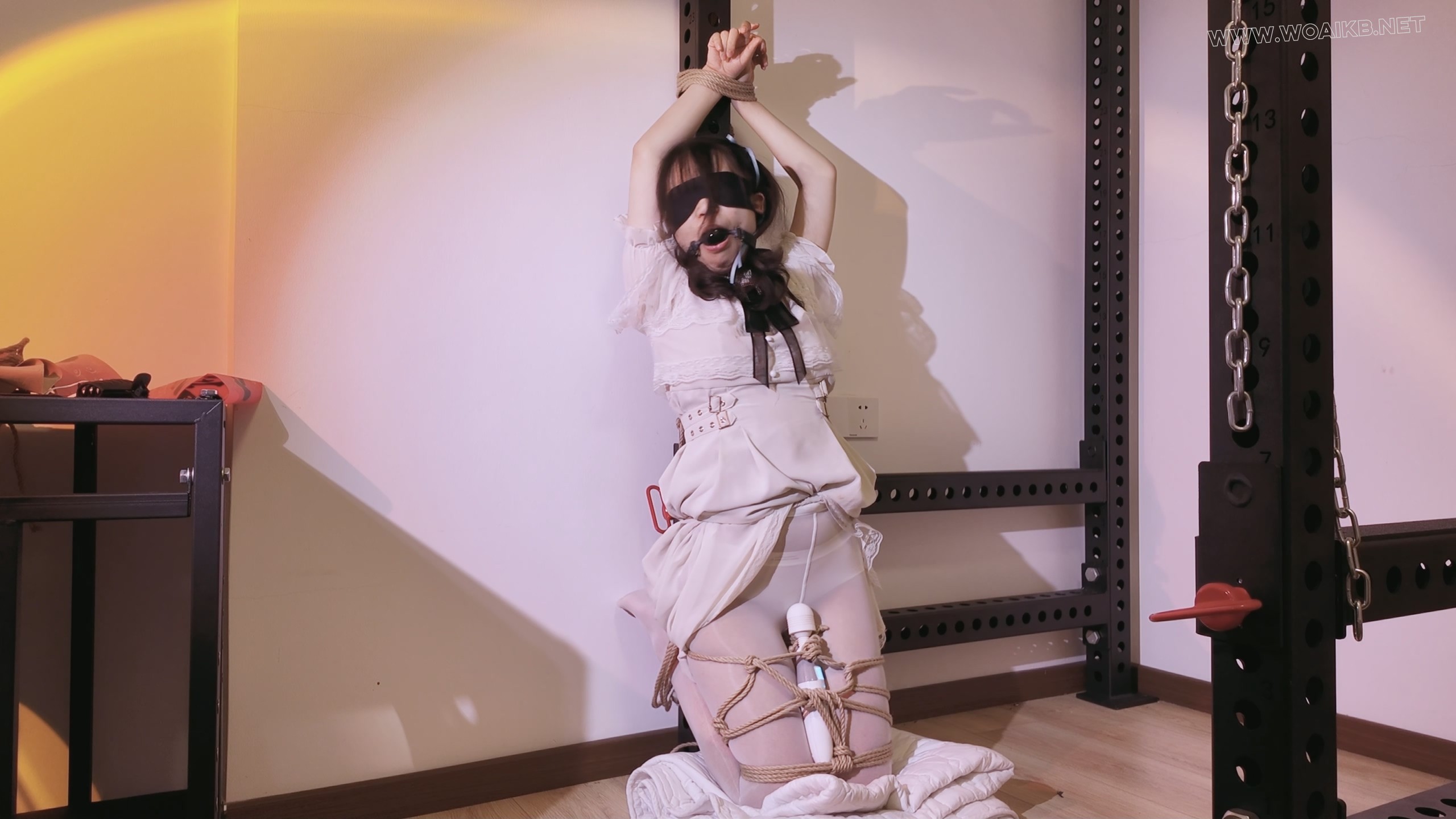 《萝莉女奴脱缚挑战》-海砂— 观音 白丝踮脚 勒脖吊缚挣脱挑战 失败后被放置强高 预览图