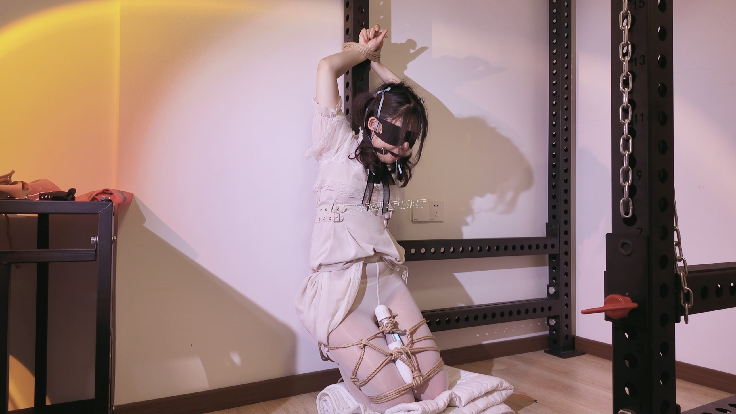 《萝莉女奴脱缚挑战》-海砂— 观音 白丝踮脚 勒脖吊缚挣脱挑战 失败后被放置强高 预览图