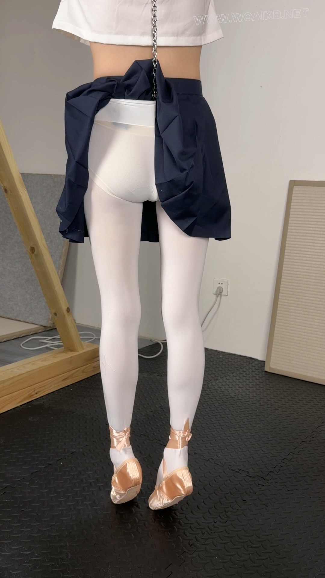 《芭蕾鞋垫脚定时电击调教145》 预览图