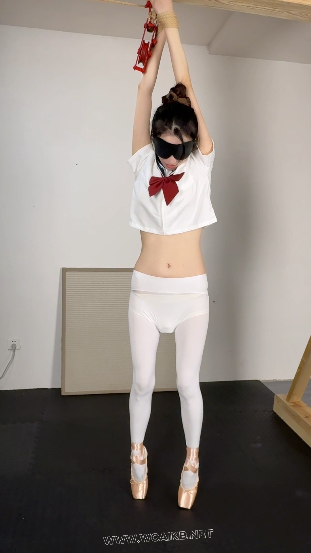 《芭蕾鞋垫脚定时电击调教145》 预览图