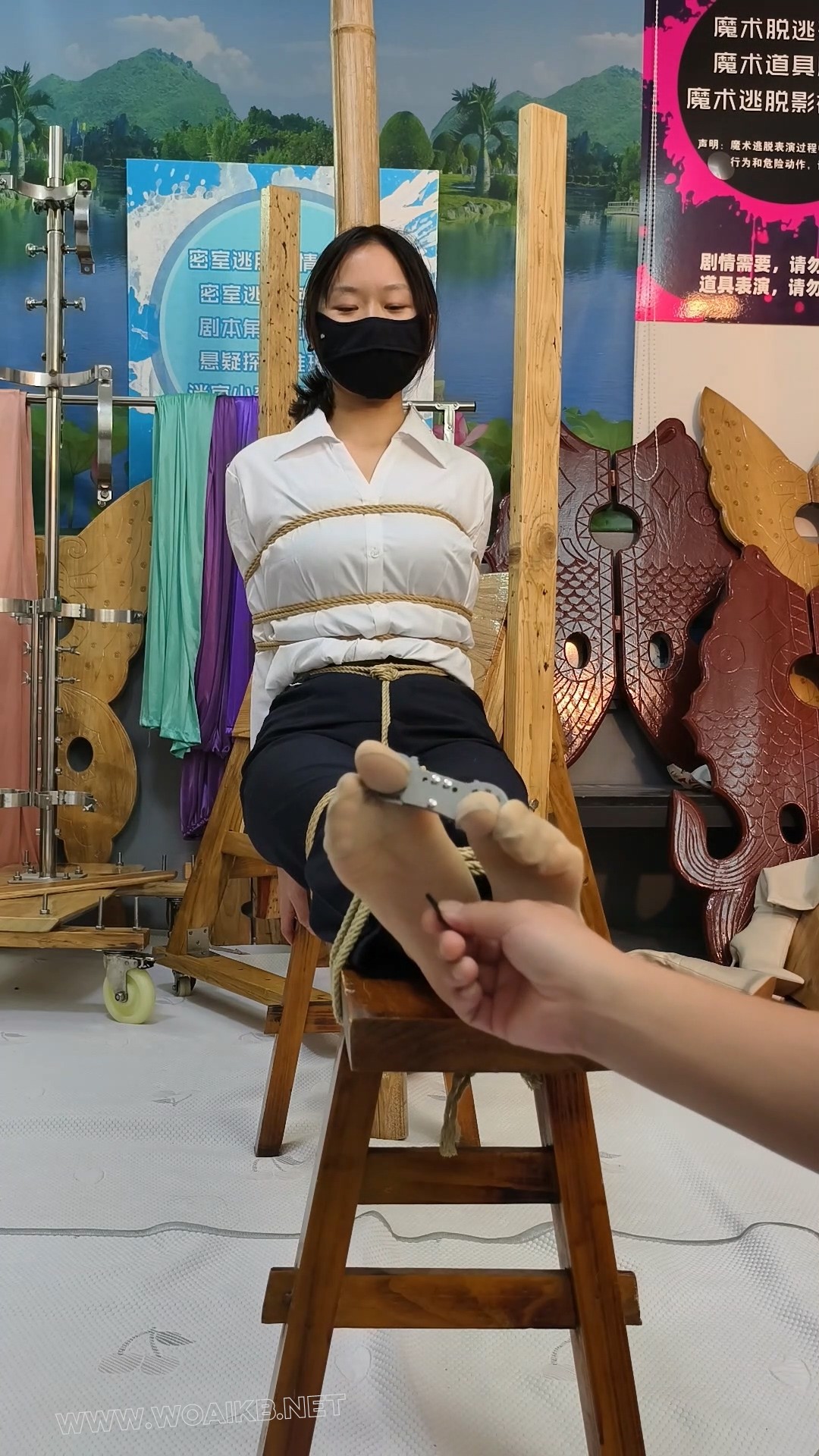 兰兰白色衬衣套装，老虎凳捆绑挠脚心，拇指铐铐脚趾，红色高跟鞋里面放黄豆，鞋子... 预览图