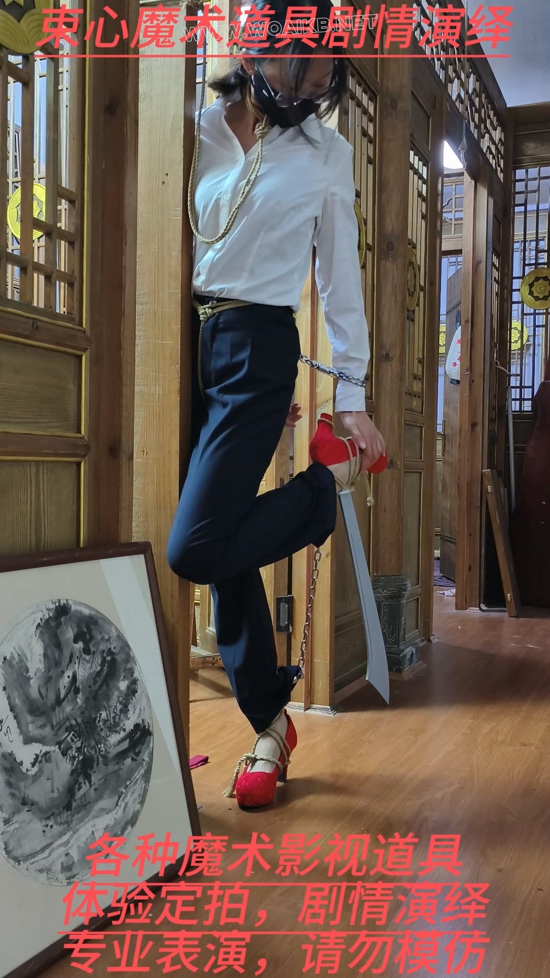 兰兰白色衬衣套装，老虎凳捆绑挠脚心，拇指铐铐脚趾，红色高跟鞋里面放黄豆，鞋子... 预览图