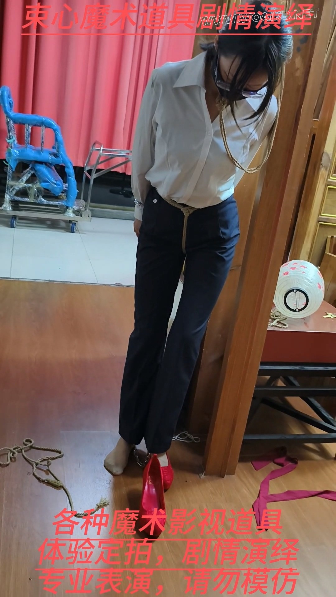 兰兰白色衬衣套装，老虎凳捆绑挠脚心，拇指铐铐脚趾，红色高跟鞋里面放黄豆，鞋子... 预览图