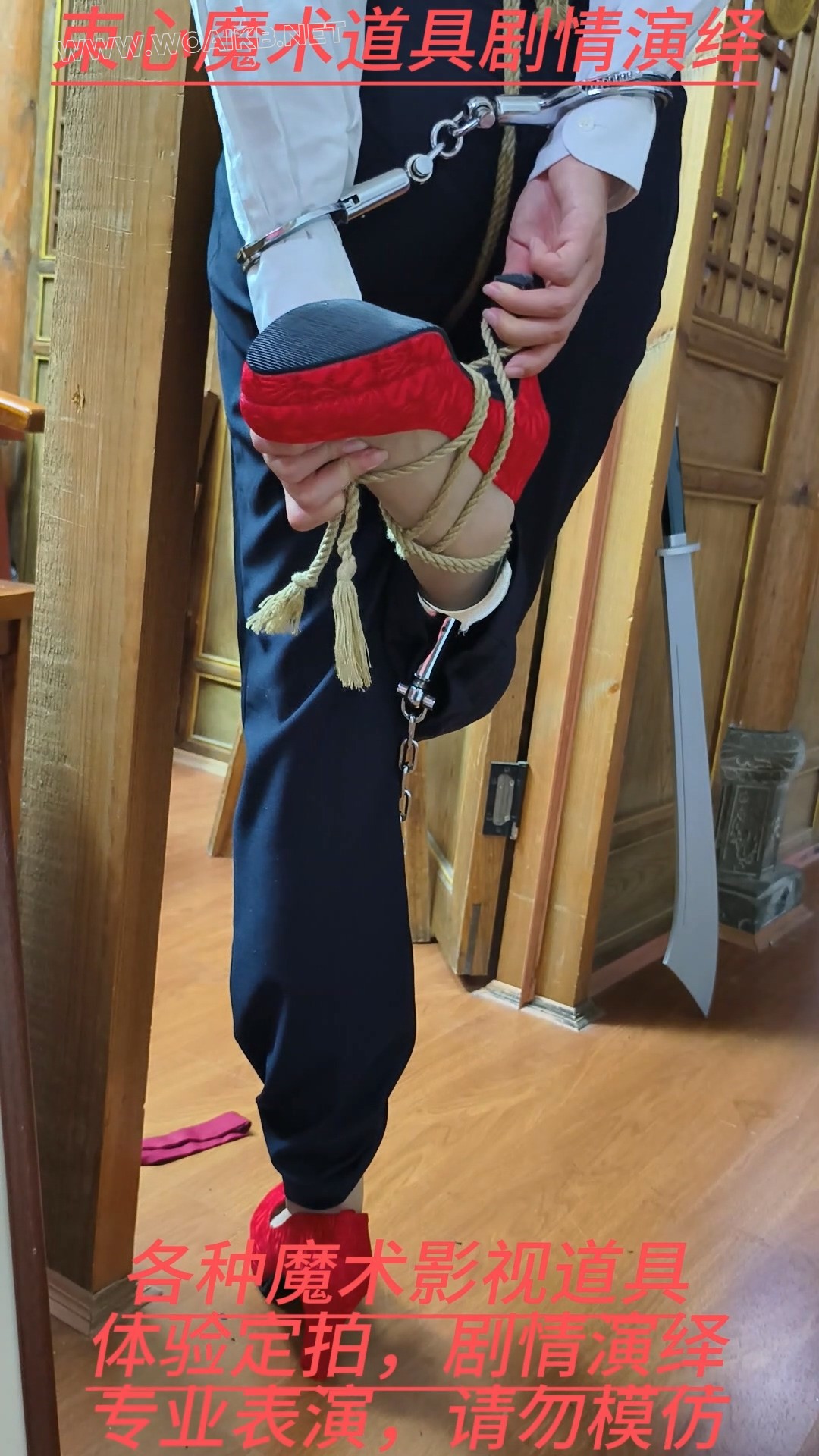 兰兰白色衬衣套装，老虎凳捆绑挠脚心，拇指铐铐脚趾，红色高跟鞋里面放黄豆，鞋子... 预览图