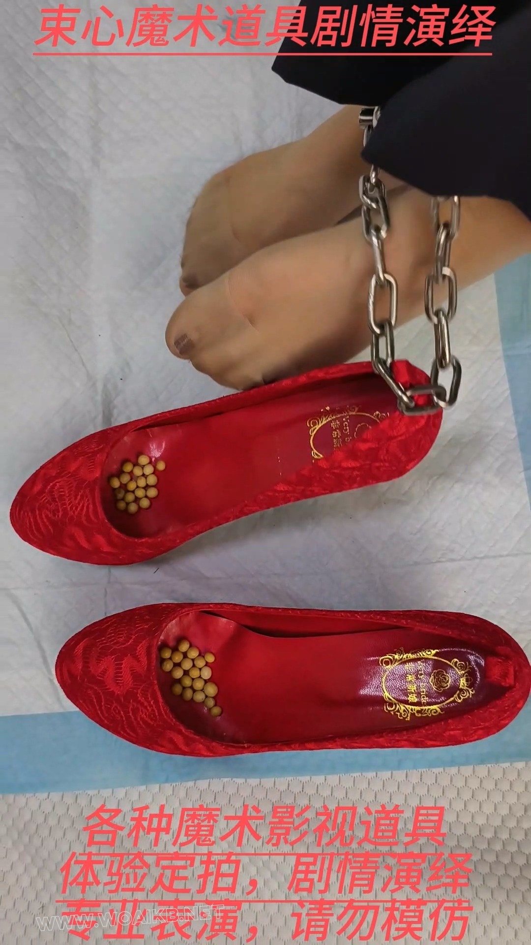 兰兰白色衬衣套装，老虎凳捆绑挠脚心，拇指铐铐脚趾，红色高跟鞋里面放黄豆，鞋子... 预览图