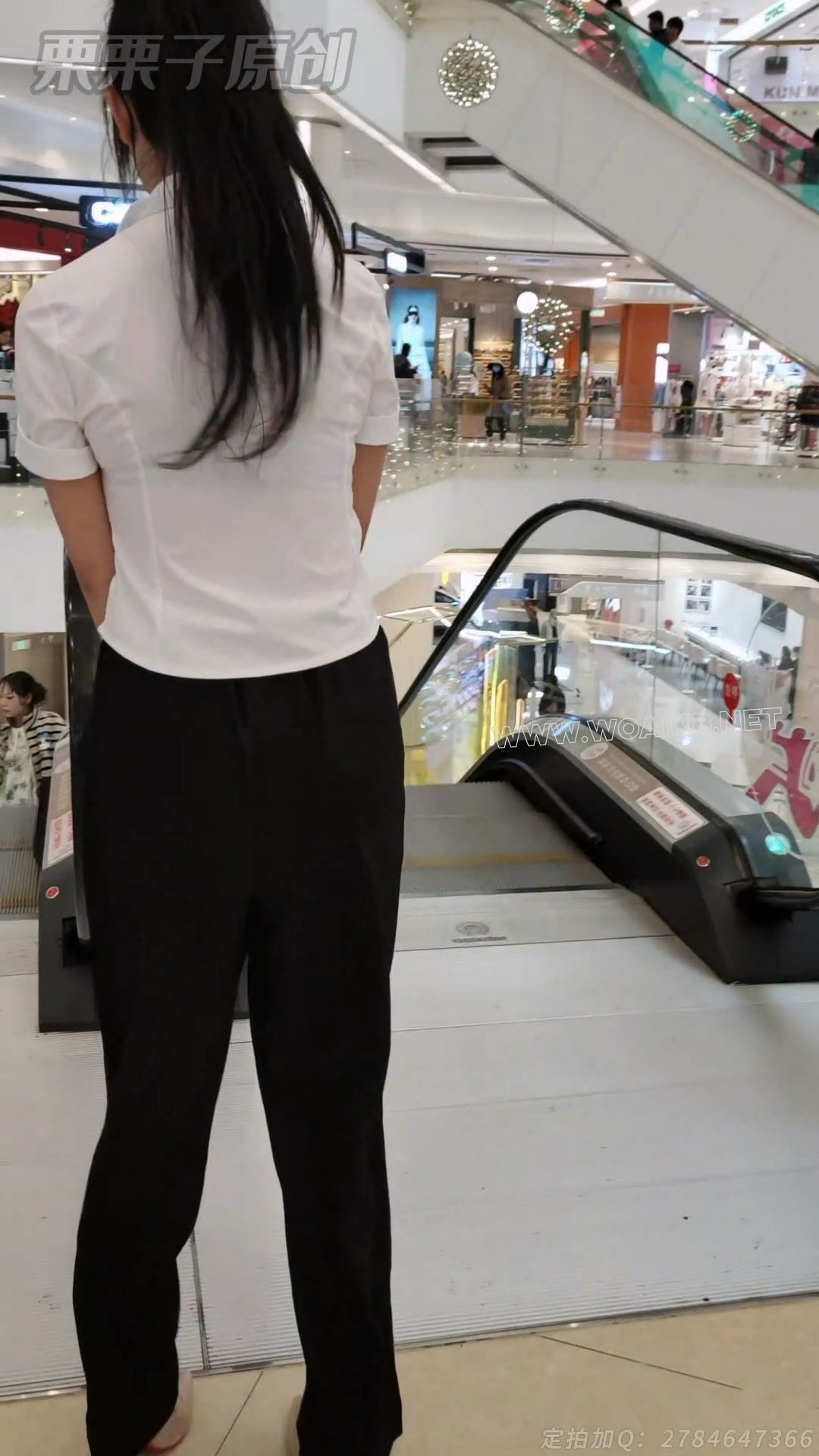 《被命令的女销售 08》 户外调教、商场强高、奶茶店强高、假丁丁调教、假Y具、高跟... 预览图
