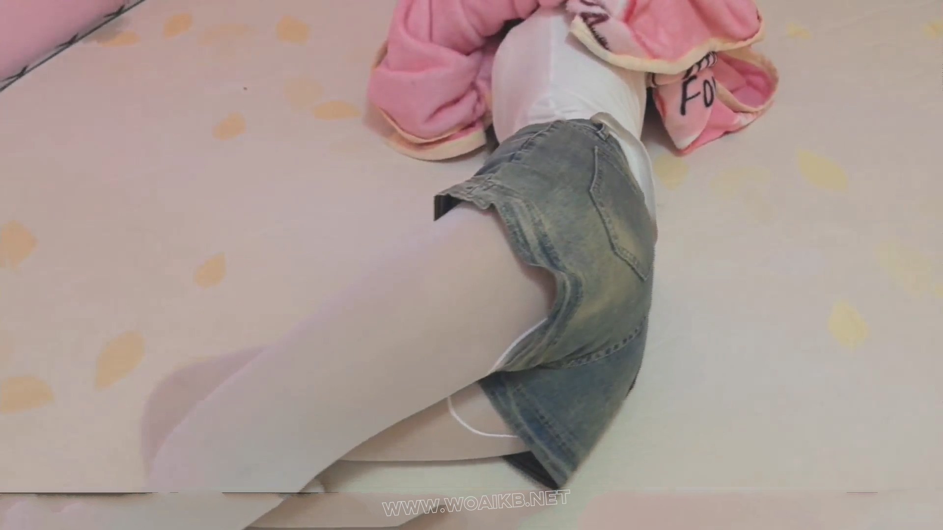 【小洛】【琳媚】【雨薇】定拍 三个午睡女孩 脱鞋袜挠脚 各种抚摸 预览图