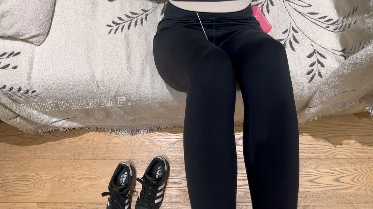 贝壳头瑜伽裤白袜，健身少女强高床上当狗，镣铐铐住双脚，zdb按压下面，紧紧贴合皮... 预览图