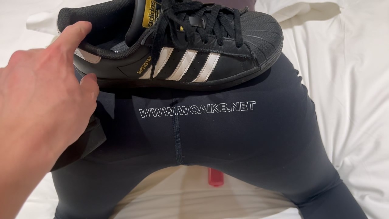 贝壳头瑜伽裤白袜，健身少女强高床上当狗，镣铐铐住双脚，zdb按压下面，紧紧贴合皮... 预览图