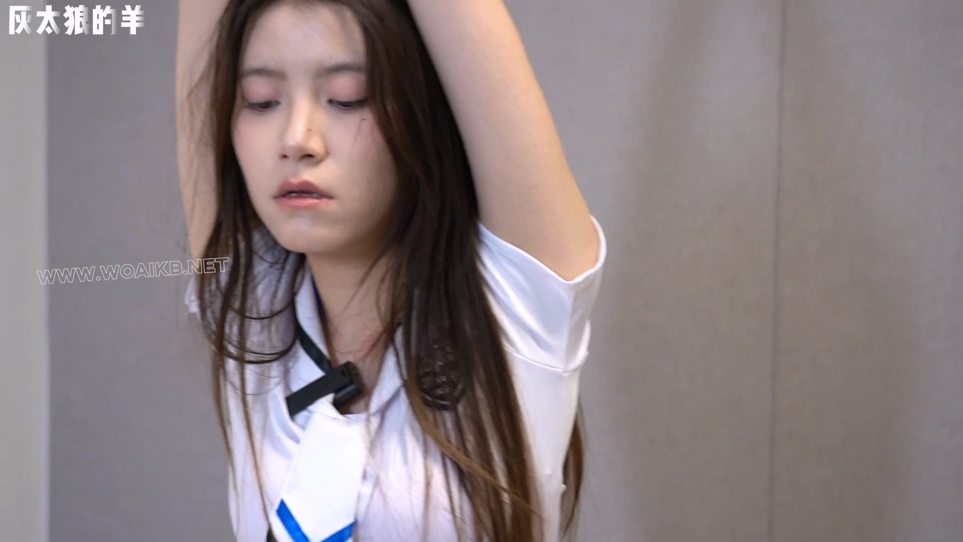 超大口枷塞满嘴巴，各种挠痒痒不断，水手服少女疯狂扭动身体，惨遭连续鞭打，口水... 预览图