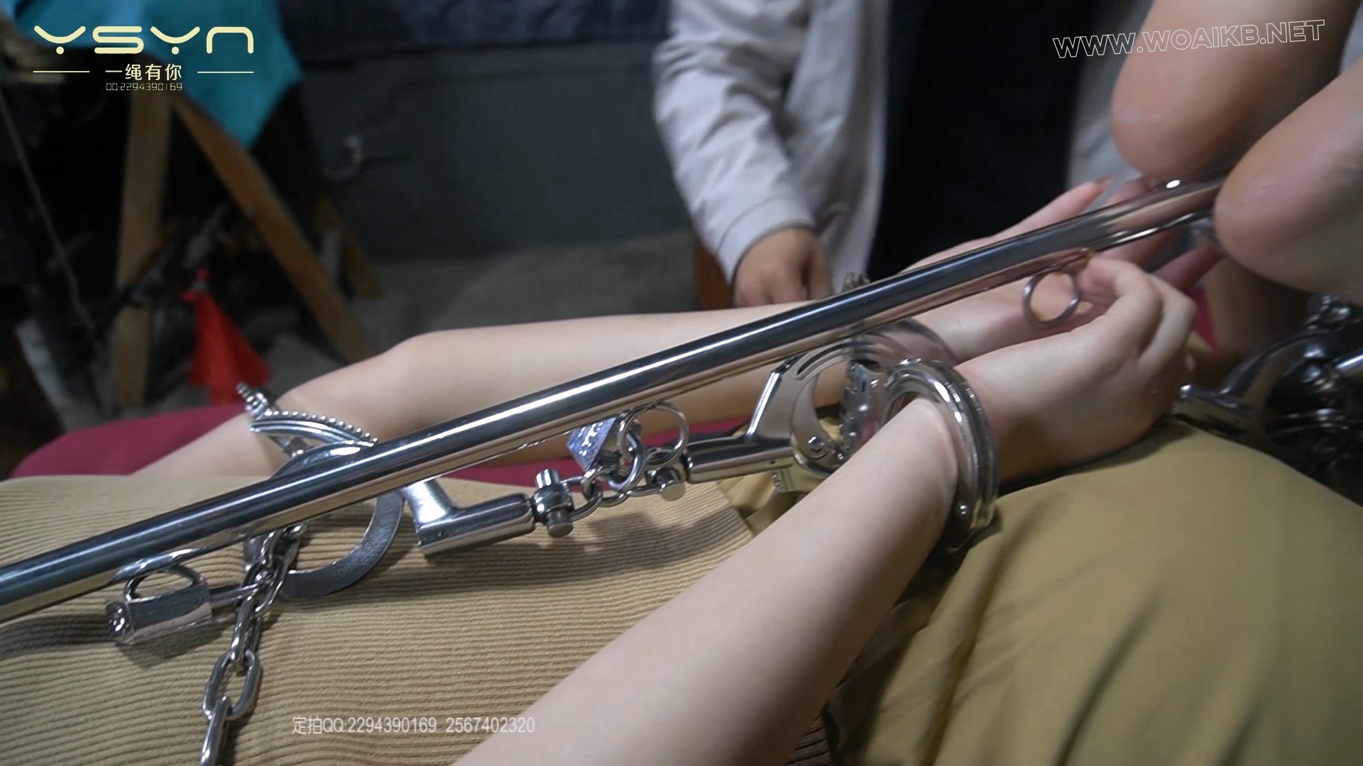 【终极惩戒】170美女柳依被戴上颈拷重镣金属拘束架吊起打挠脚心各种手铐板拷拇指拷... 预览图