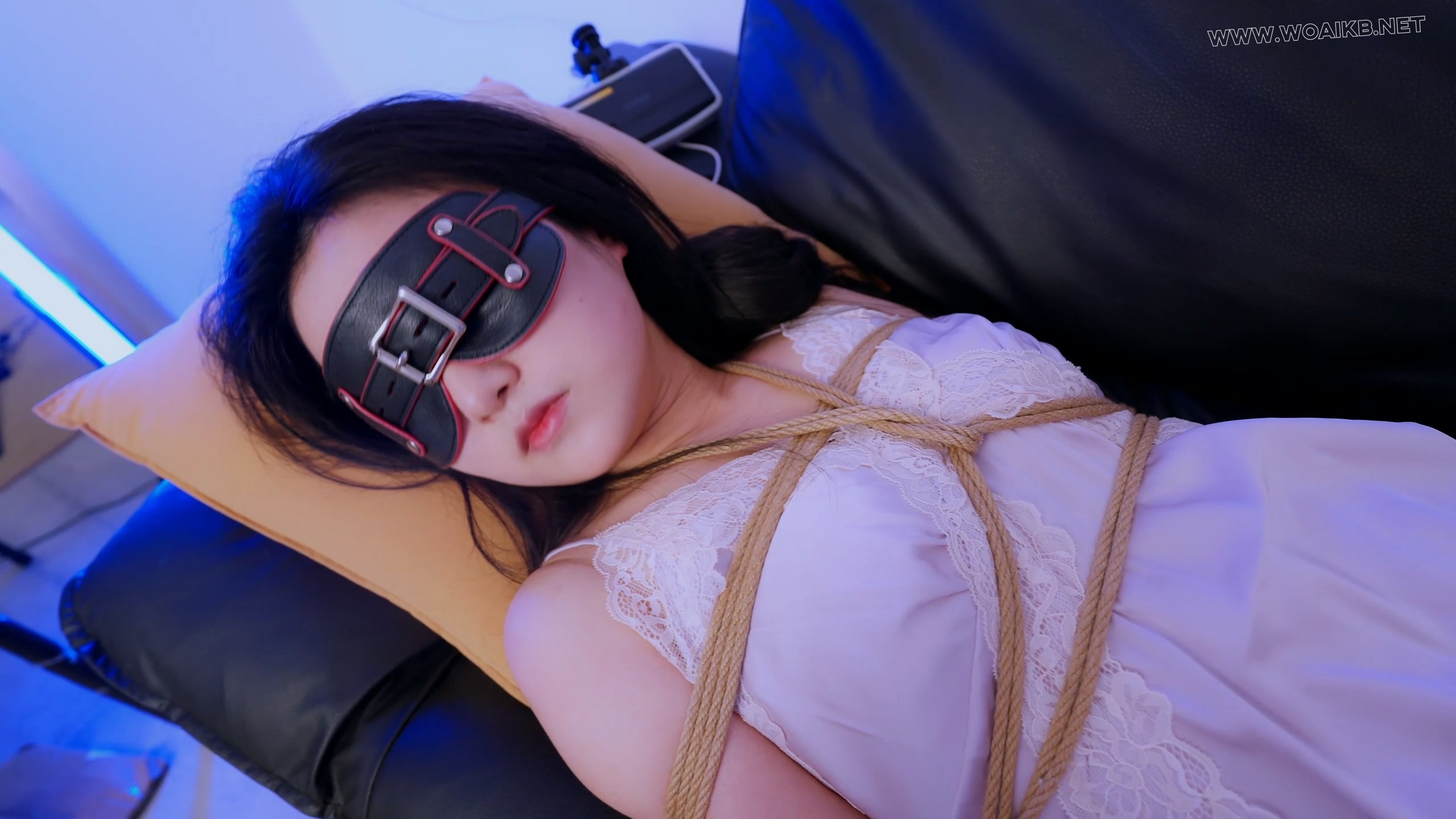 《女友游戏Ⅳ》女友换上性感的睡衣在我面前发sao，忍无可忍绑起来，开腿+股绳+丝袜... 预览图