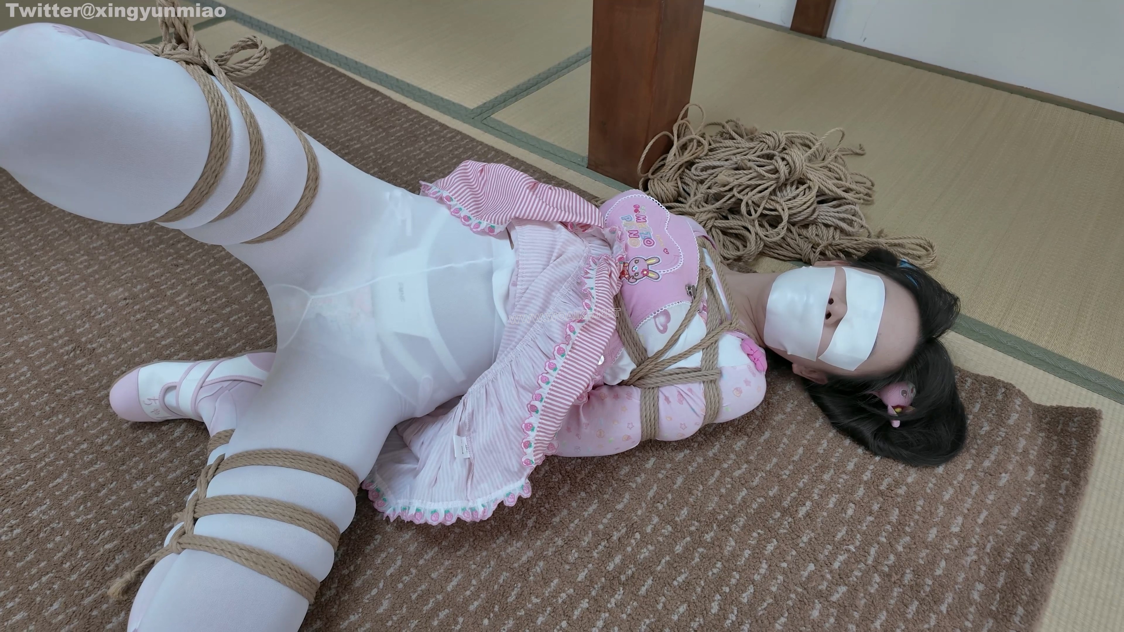 真妹子新模崽崽首发——白丝女儿服｜折腿跪立钢架直臂拘束｜泡棉胶带蒙眼封嘴｜绷... 预览图