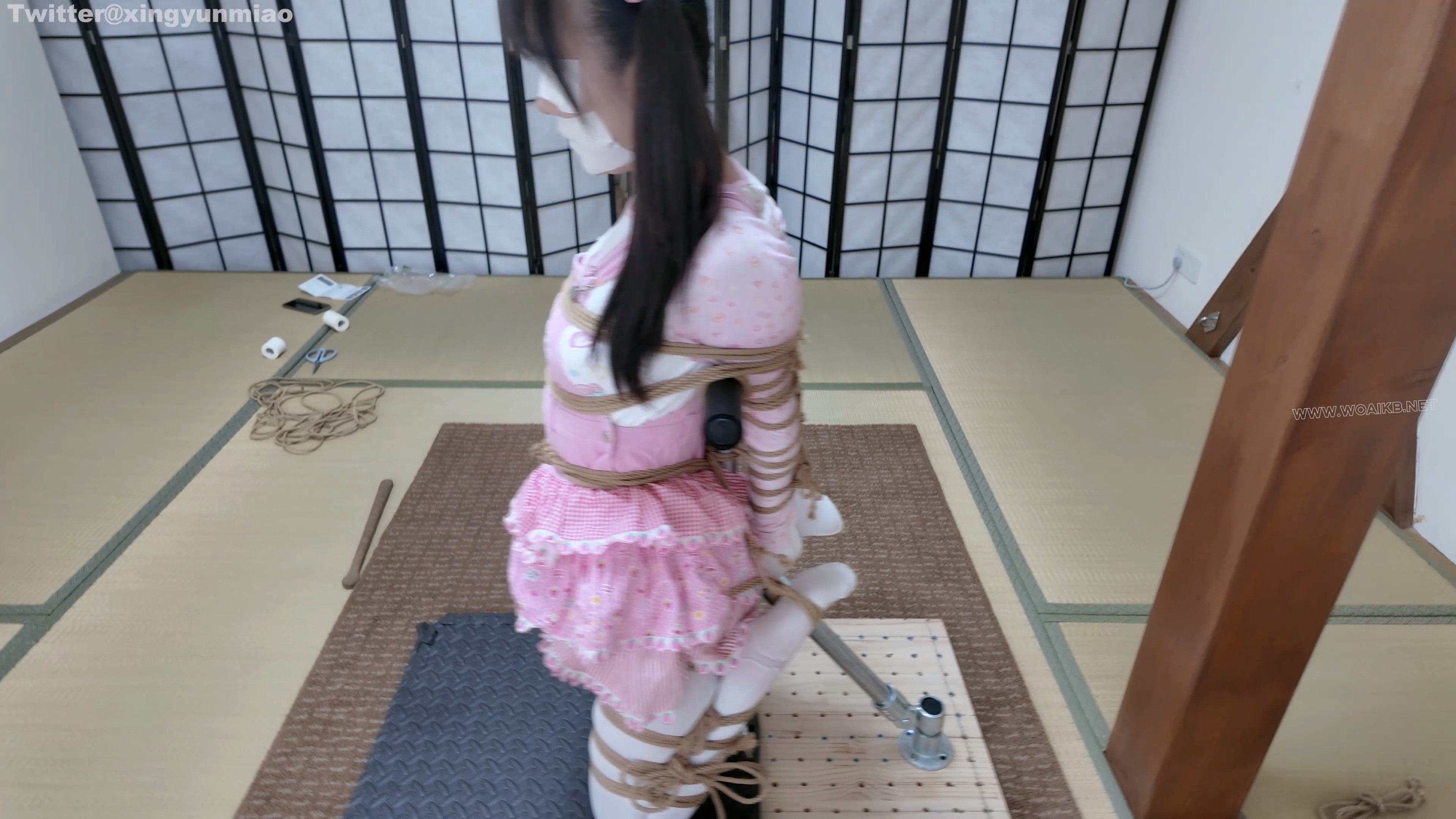 真妹子新模崽崽首发——白丝女儿服｜折腿跪立钢架直臂拘束｜泡棉胶带蒙眼封嘴｜绷... 预览图