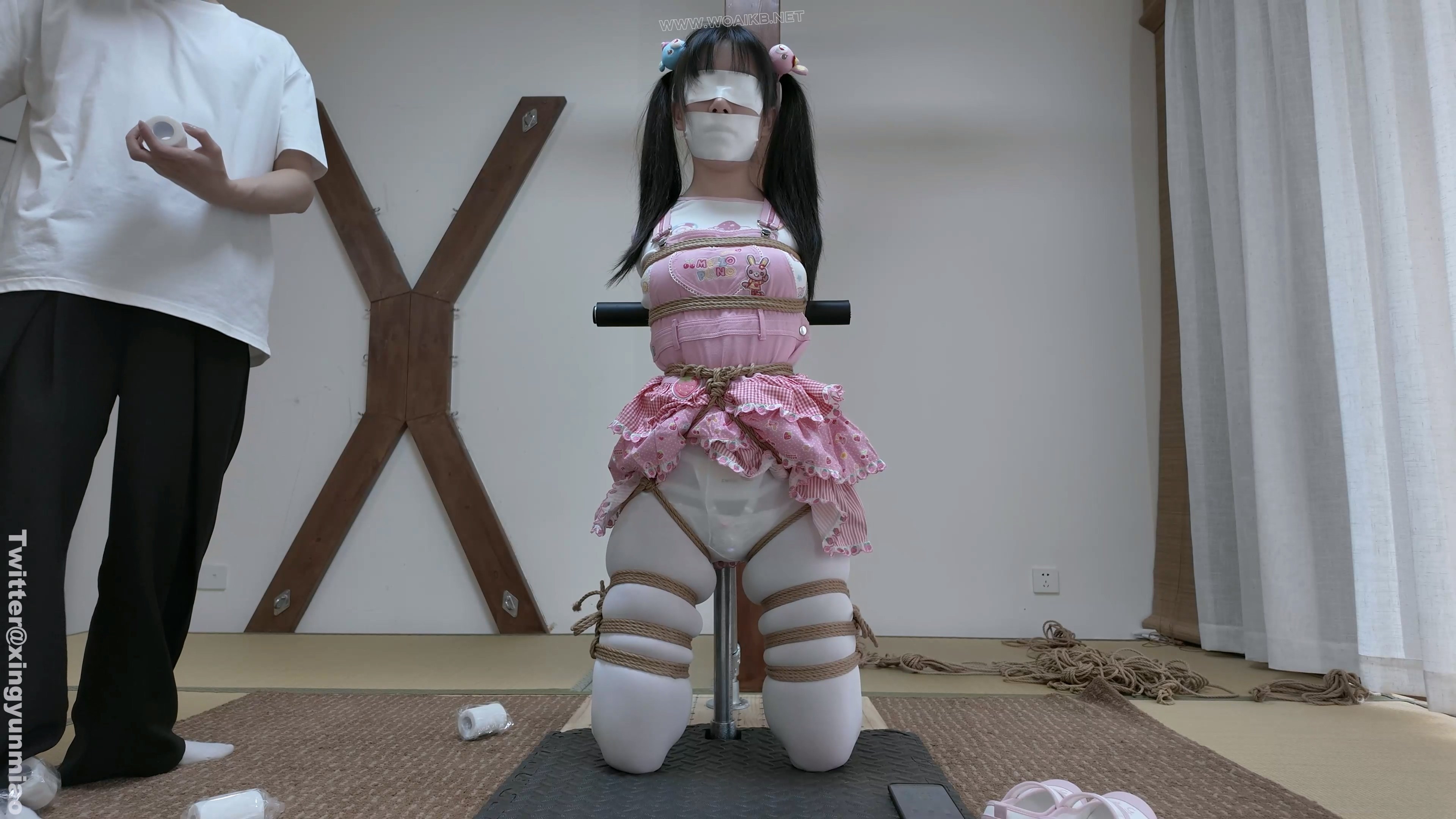 真妹子新模崽崽首发——白丝女儿服｜折腿跪立钢架直臂拘束｜泡棉胶带蒙眼封嘴｜绷... 预览图