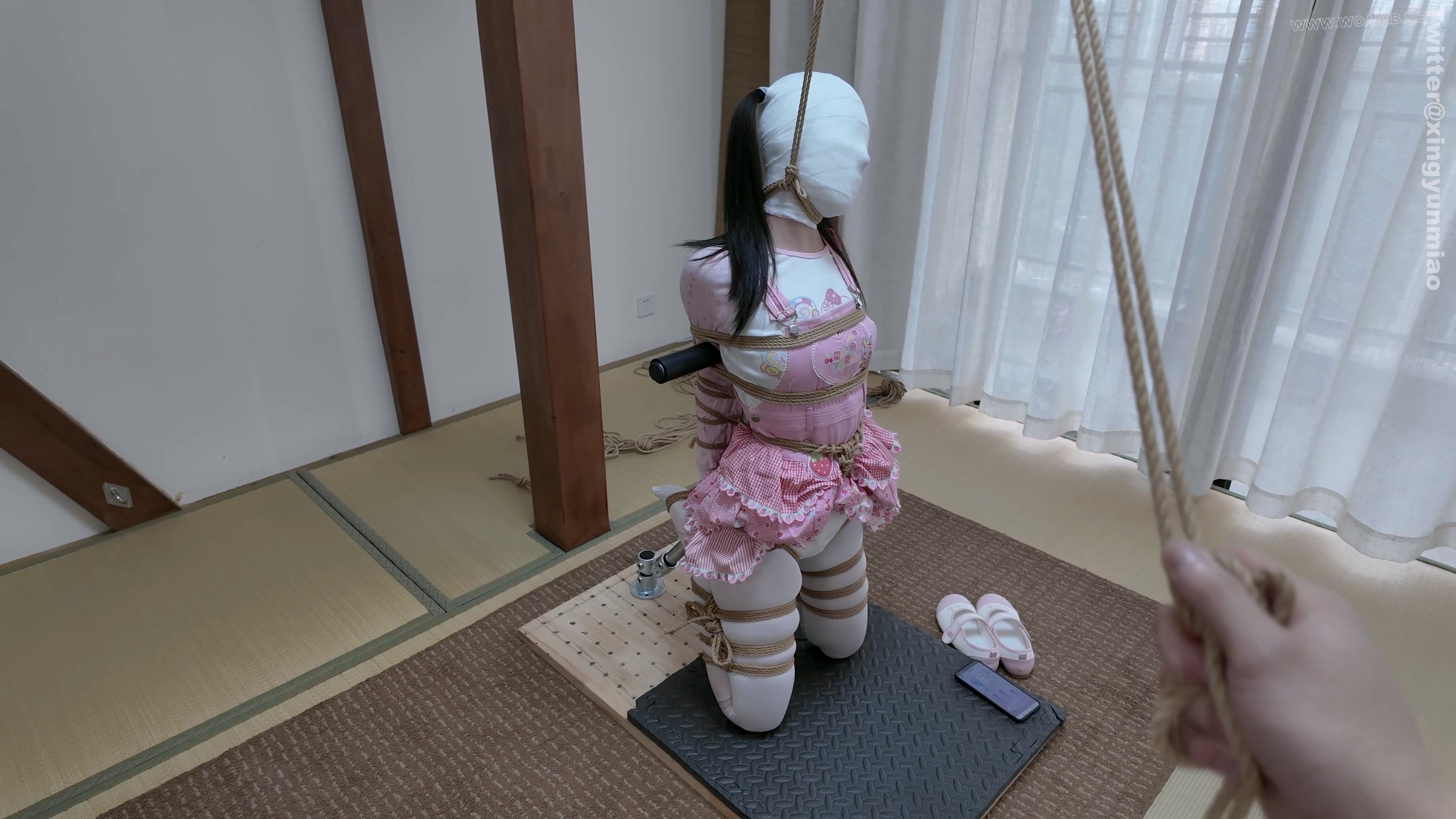 真妹子新模崽崽首发——白丝女儿服｜折腿跪立钢架直臂拘束｜泡棉胶带蒙眼封嘴｜绷... 预览图