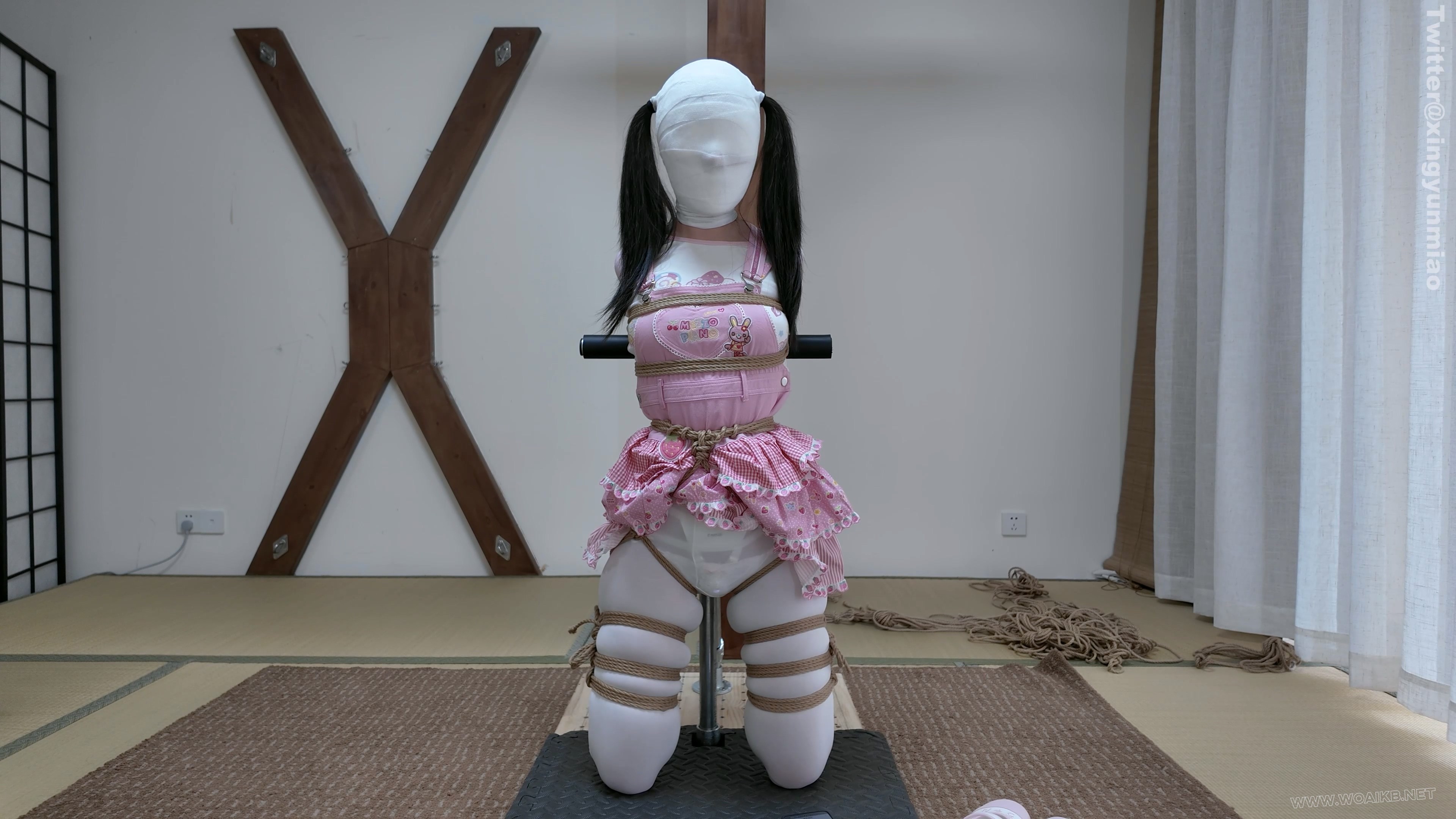 真妹子新模崽崽首发——白丝女儿服｜折腿跪立钢架直臂拘束｜泡棉胶带蒙眼封嘴｜绷... 预览图