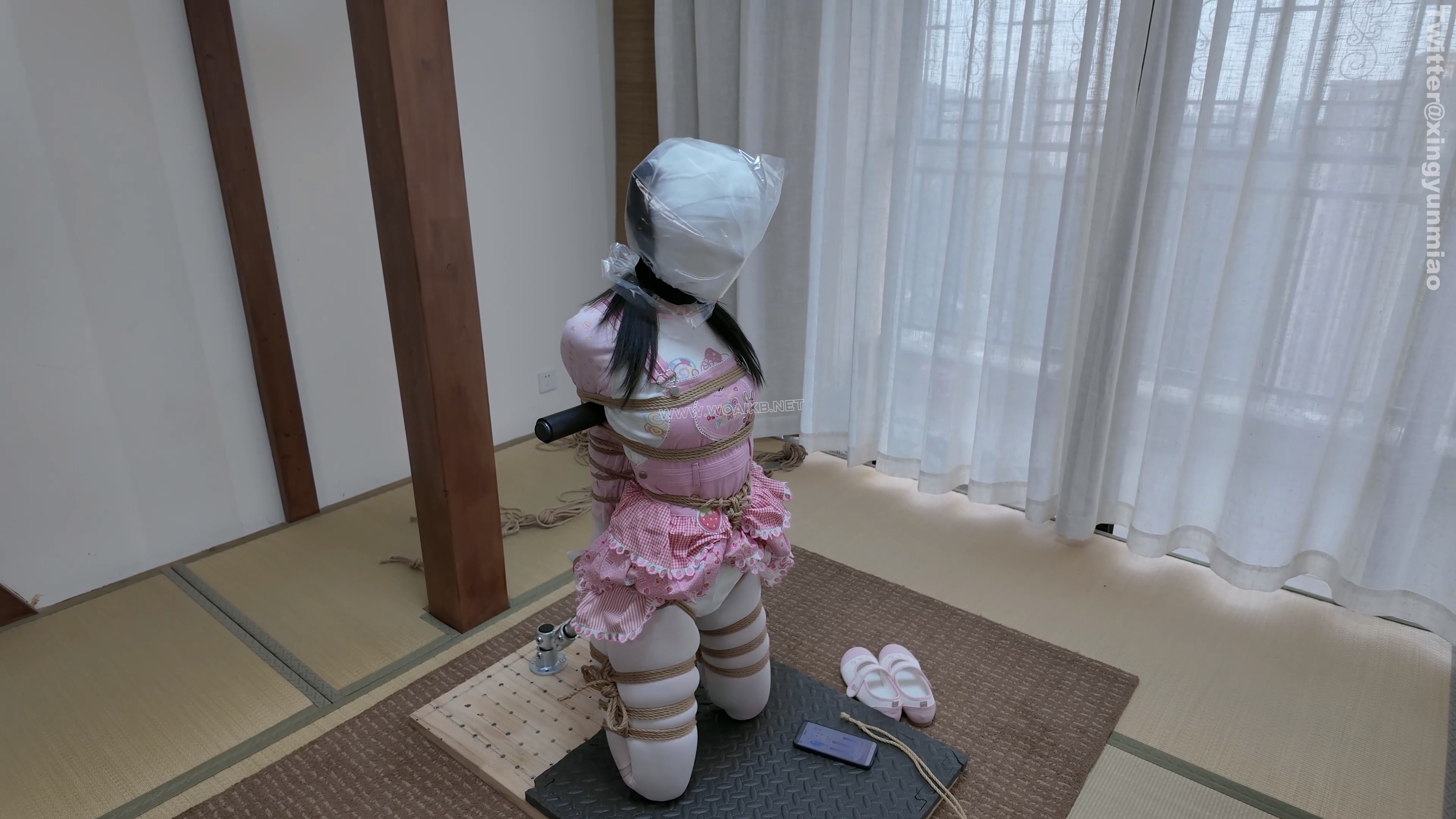 真妹子新模崽崽首发——白丝女儿服｜折腿跪立钢架直臂拘束｜泡棉胶带蒙眼封嘴｜绷... 预览图
