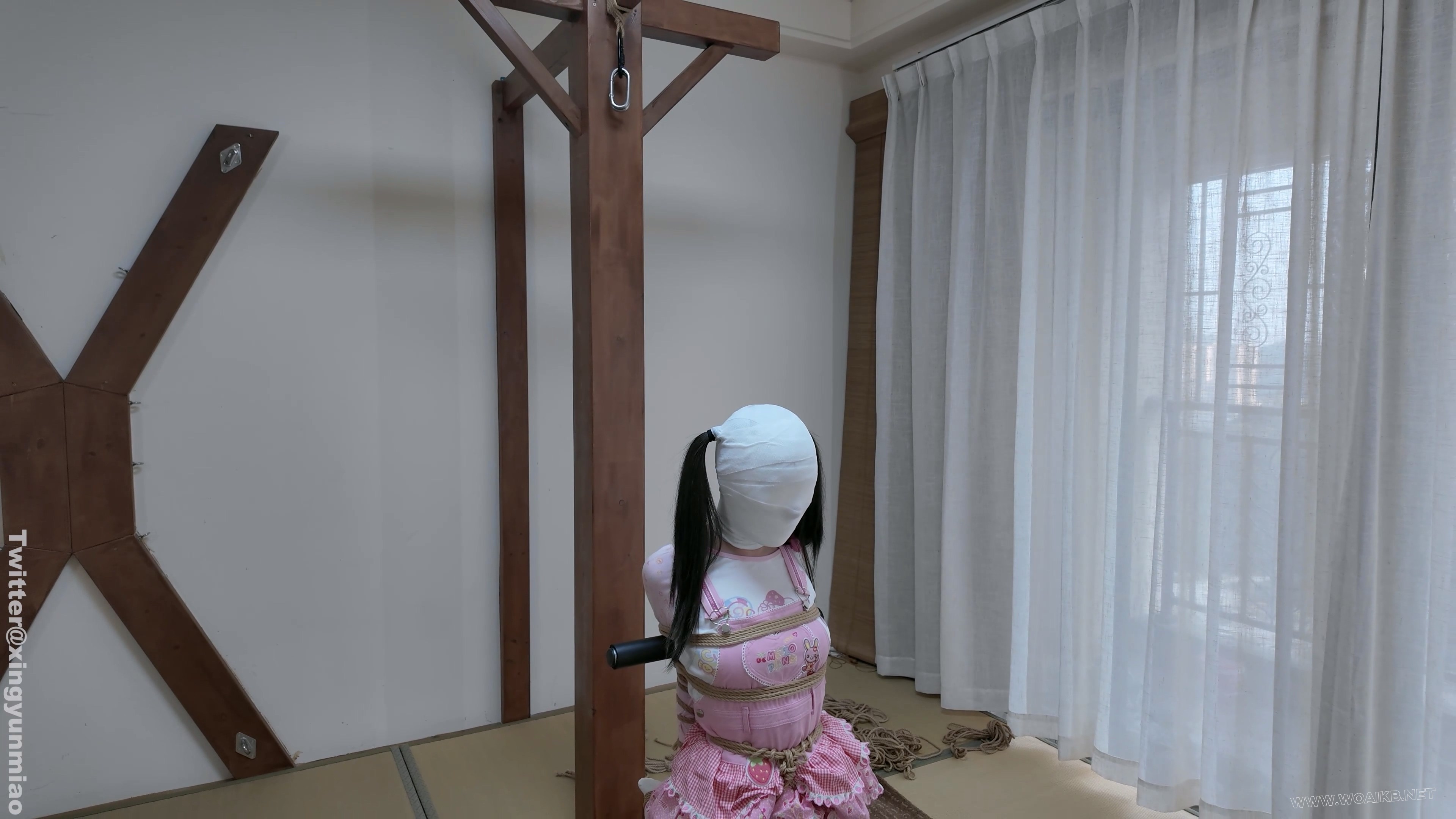 真妹子新模崽崽首发——白丝女儿服｜折腿跪立钢架直臂拘束｜泡棉胶带蒙眼封嘴｜绷... 预览图