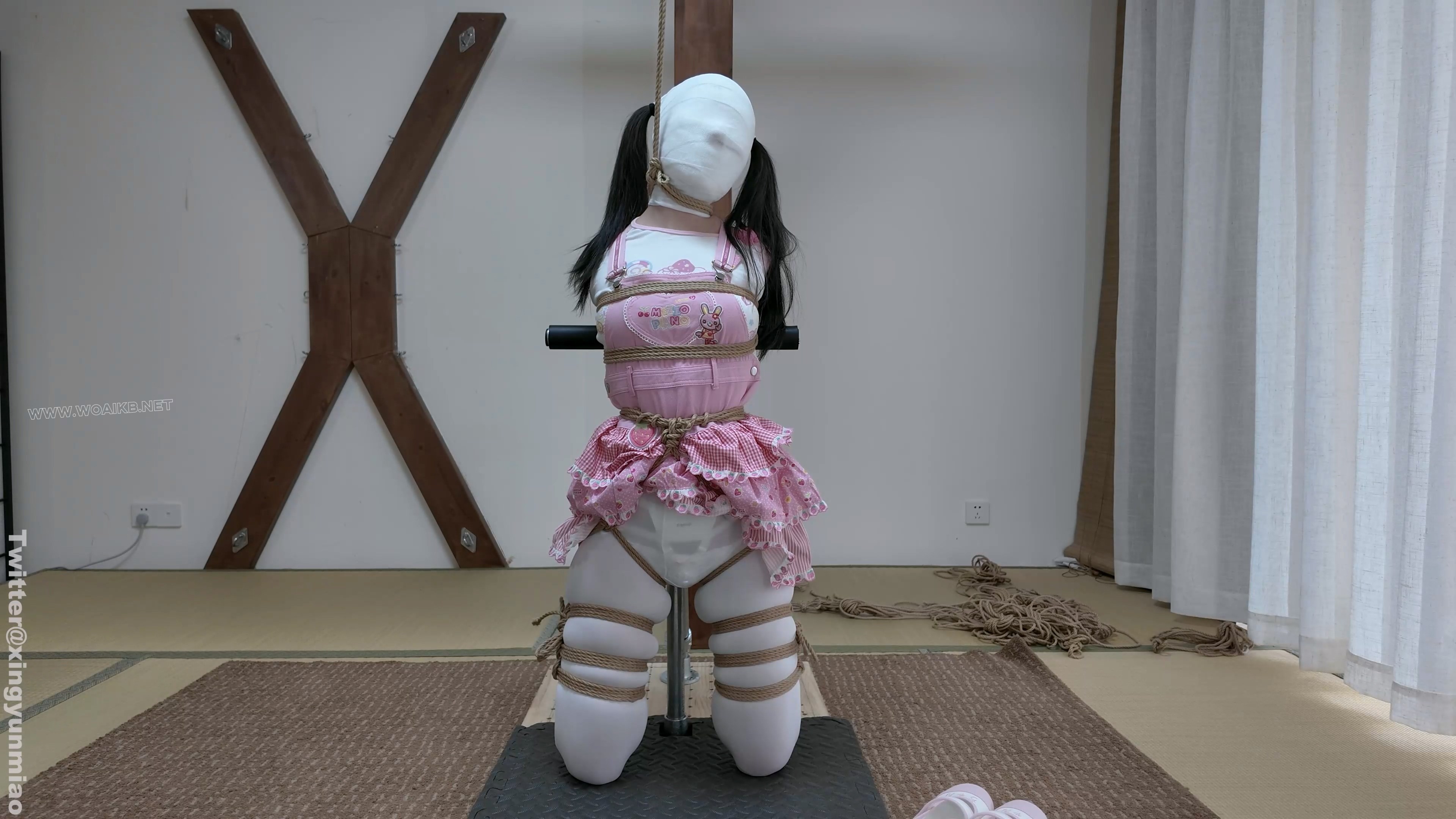 真妹子新模崽崽首发——白丝女儿服｜折腿跪立钢架直臂拘束｜泡棉胶带蒙眼封嘴｜绷... 预览图