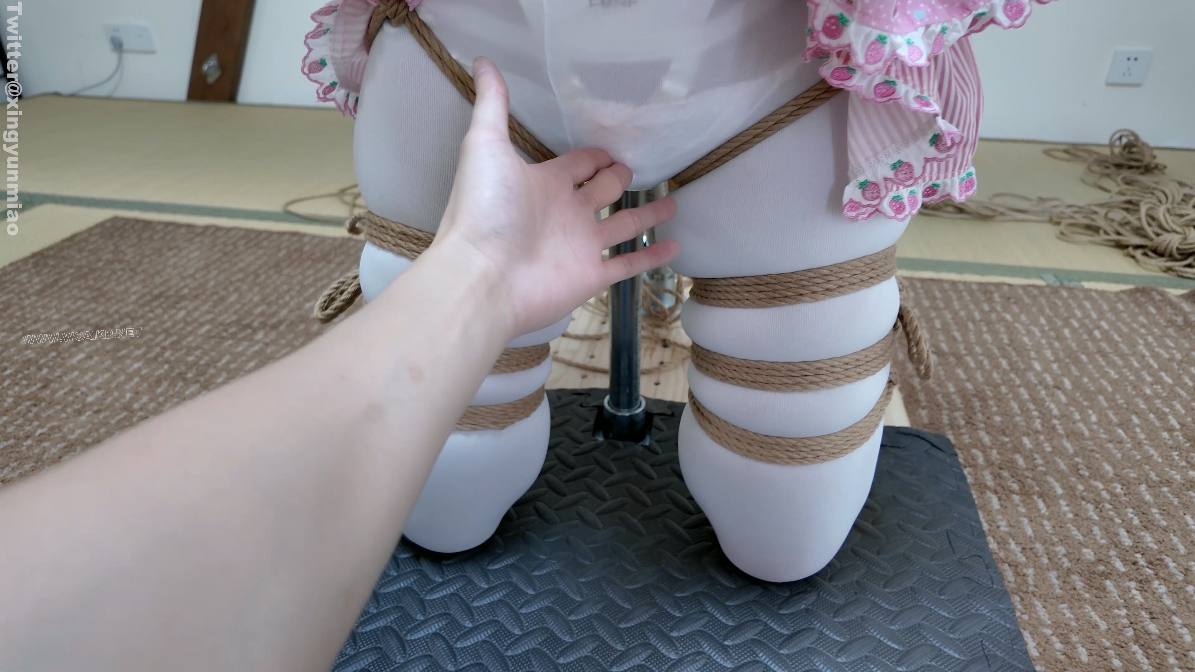 真妹子新模崽崽首发——白丝女儿服｜折腿跪立钢架直臂拘束｜泡棉胶带蒙眼封嘴｜绷... 预览图