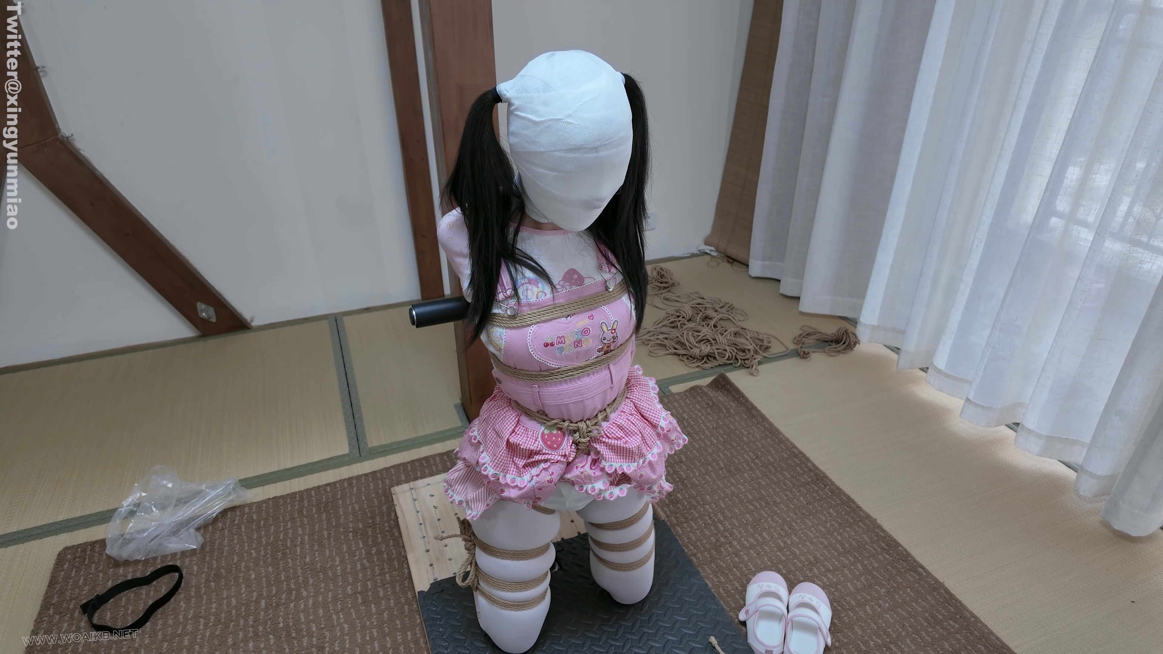 真妹子新模崽崽首发——白丝女儿服｜折腿跪立钢架直臂拘束｜泡棉胶带蒙眼封嘴｜绷... 预览图