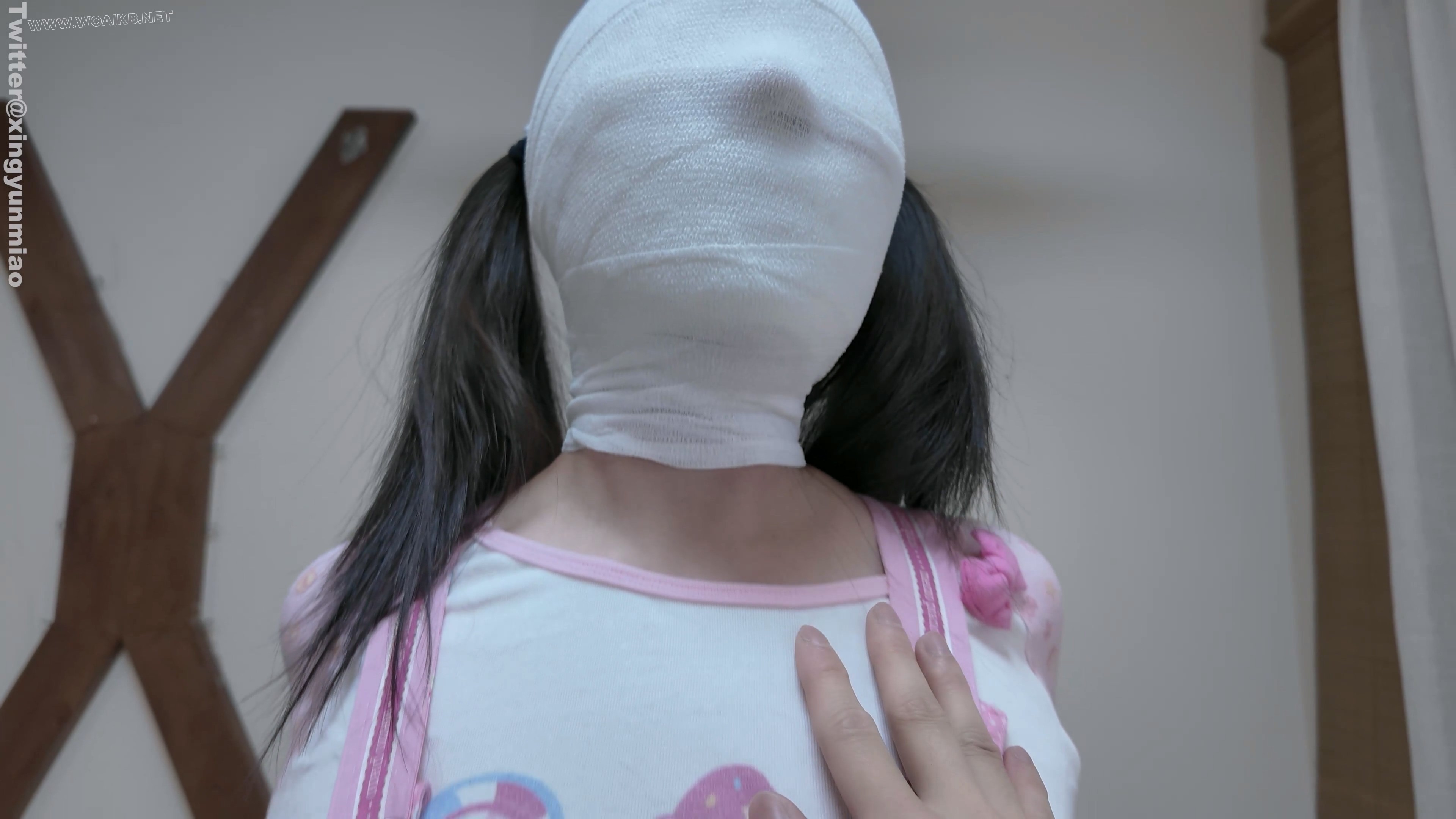 真妹子新模崽崽首发——白丝女儿服｜折腿跪立钢架直臂拘束｜泡棉胶带蒙眼封嘴｜绷... 预览图