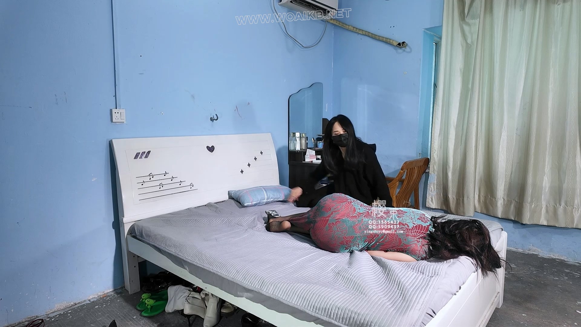 乖巧女儿反抗长期虐待打骂她的母亲！电击挠痒折磨！棒棒跳D羞辱强G！全包乳胶头套... 预览图