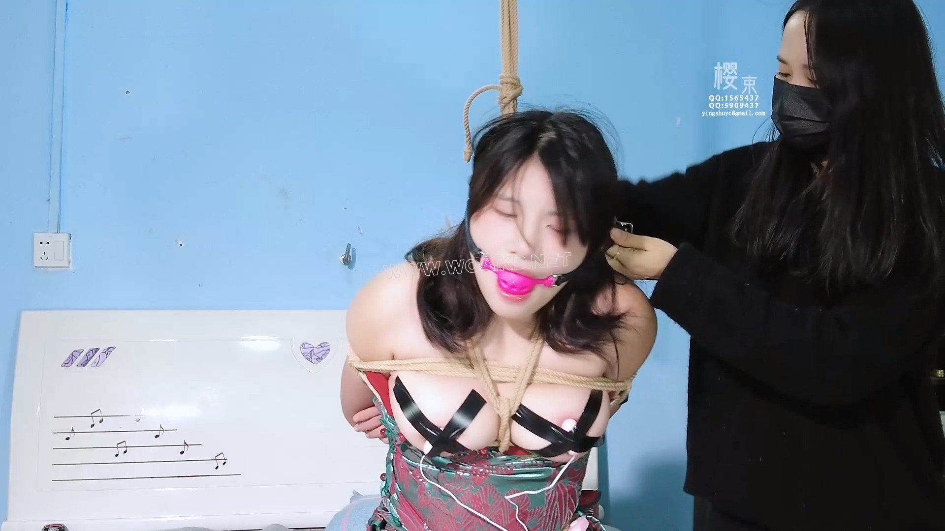 乖巧女儿反抗长期虐待打骂她的母亲！电击挠痒折磨！棒棒跳D羞辱强G！全包乳胶头套... 预览图