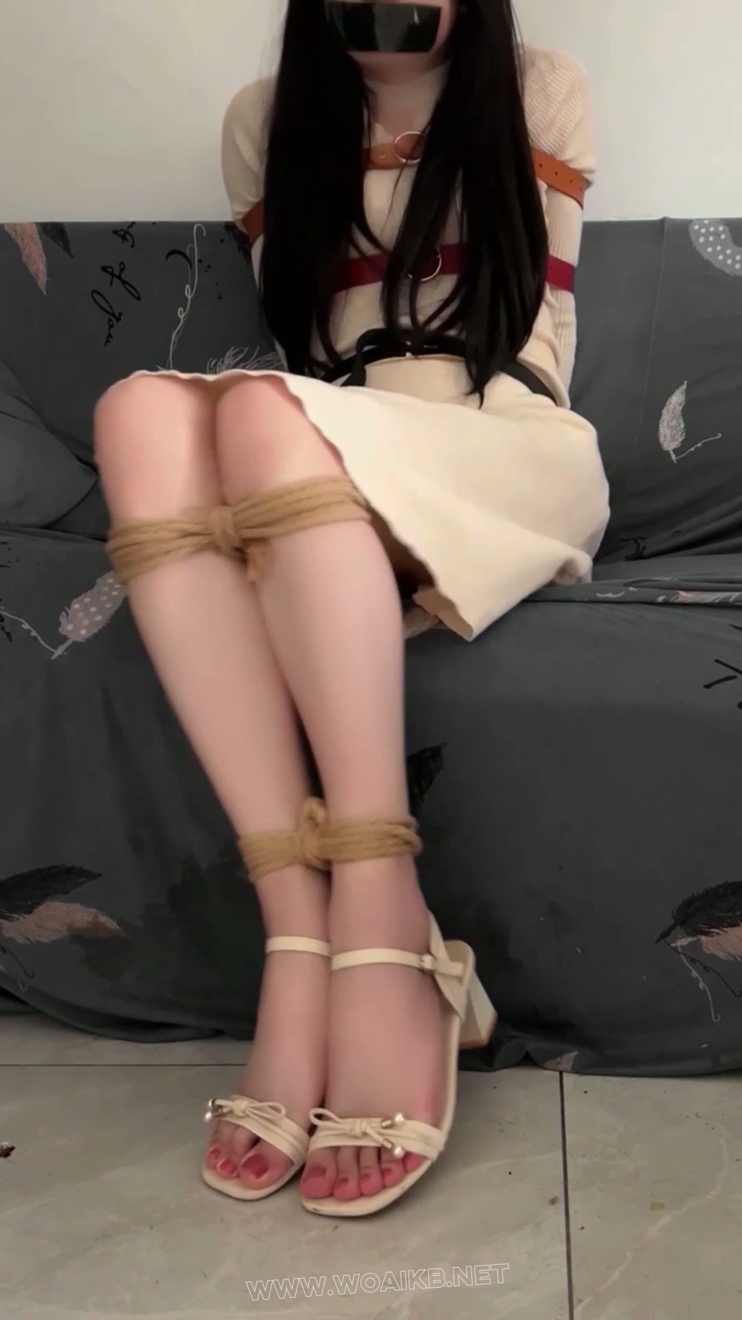 【柔和叶子】同时被三种不同材质的东西捆住 绳子x皮带x橡胶绳 凉鞋 唯有挣扎 预览图
