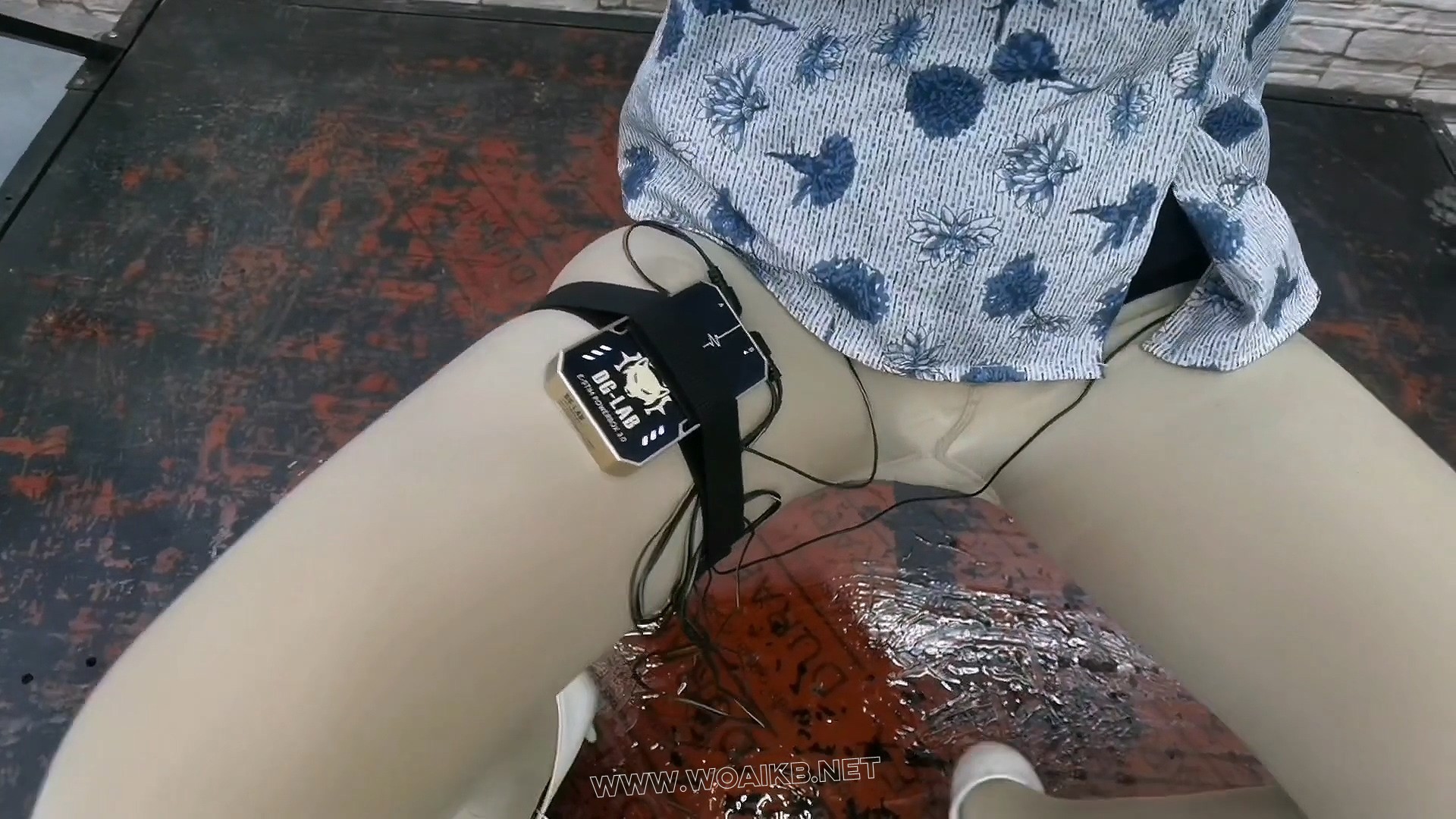 今天要暴虐驴驴,电击y塞外加贞操带,马步啵啵贝,脚底连接电击片,脚底下在放上洗衣液... 预览图