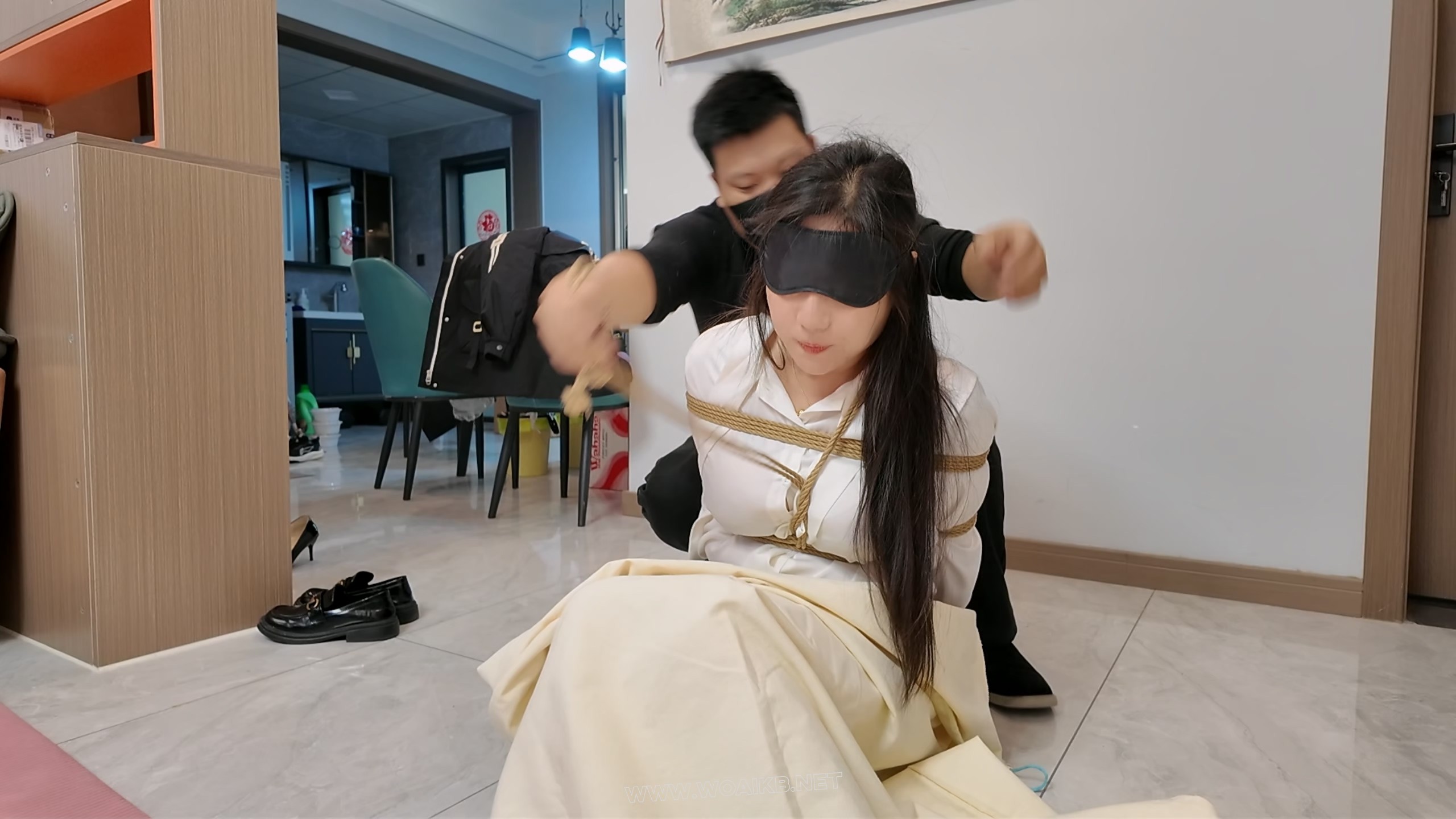 《办公室惊魂》少妇遭遇劫难后的调教难第三集 预览图