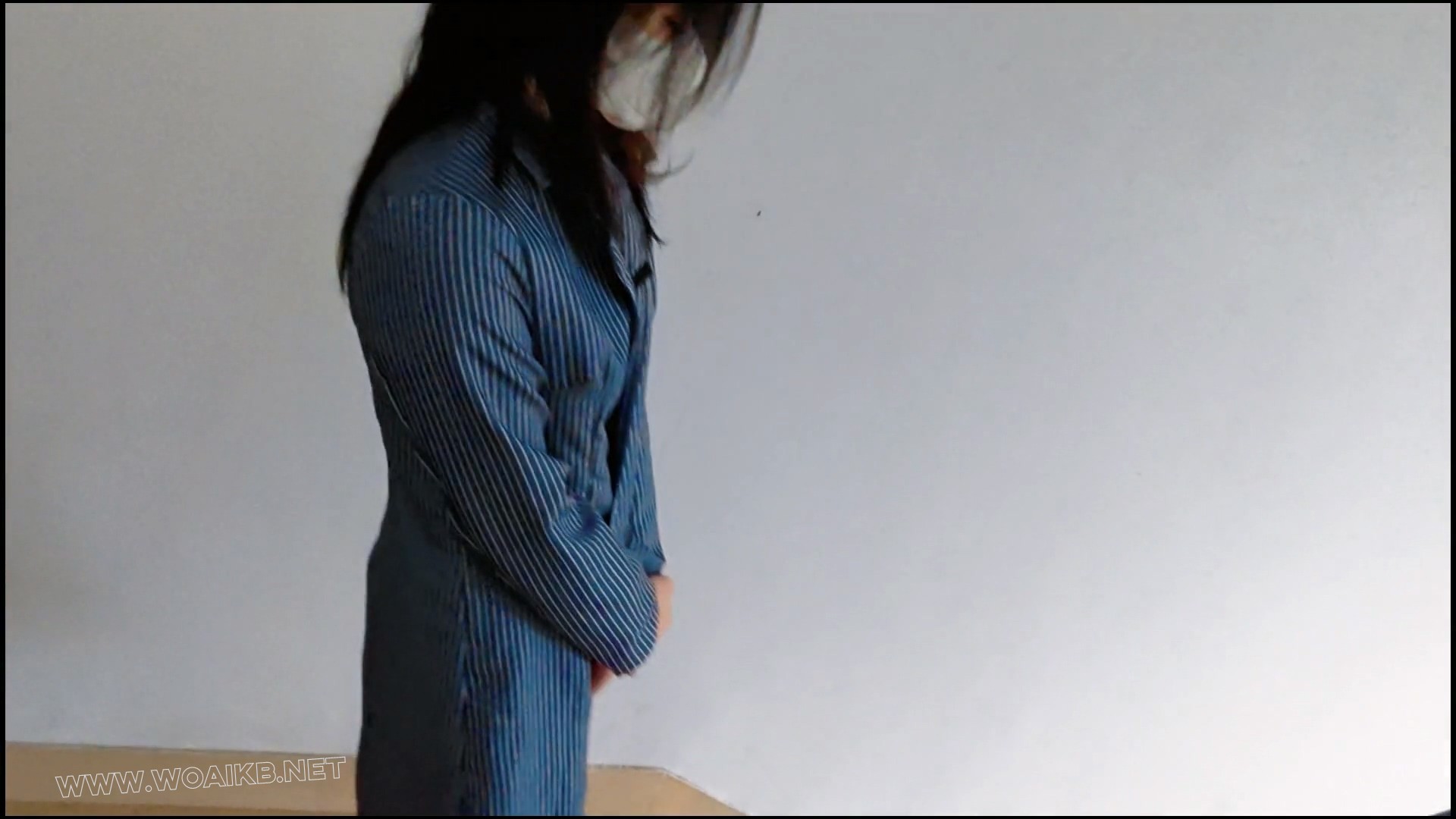 楼道调教,回到房间后,慢慢玩到她受不了她开始自慰,犹豫再三我还是帮帮她 预览图