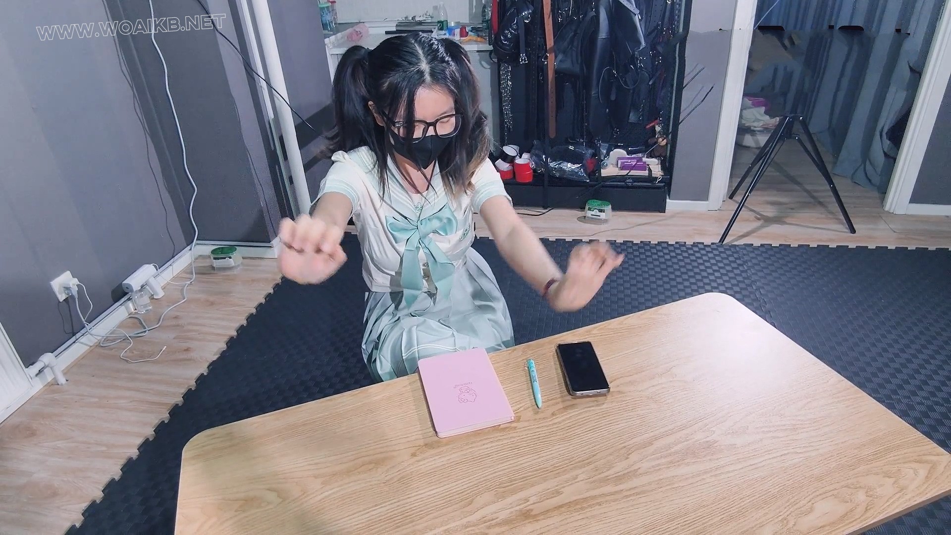 【妙妙】【定拍 足控福利】【jk+牛仔热裤 被好色弟弟舔脚之后 竟邀请弟弟到床上虐... 封面图
