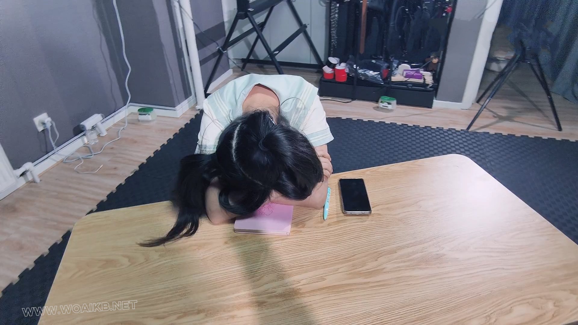 【妙妙】【定拍 足控福利】【jk+牛仔热裤 被好色弟弟舔脚之后 竟邀请弟弟到床上虐... 预览图