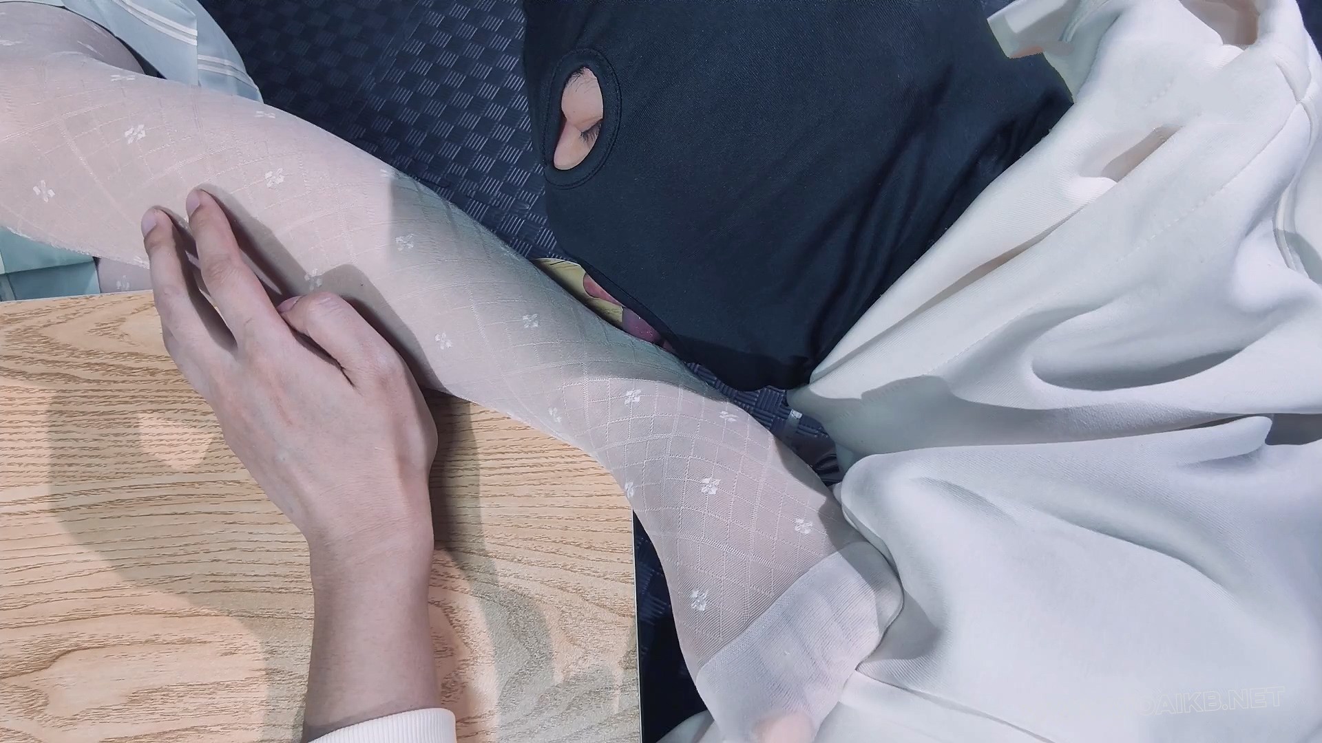 【妙妙】【定拍 足控福利】【jk+牛仔热裤 被好色弟弟舔脚之后 竟邀请弟弟到床上虐... 预览图