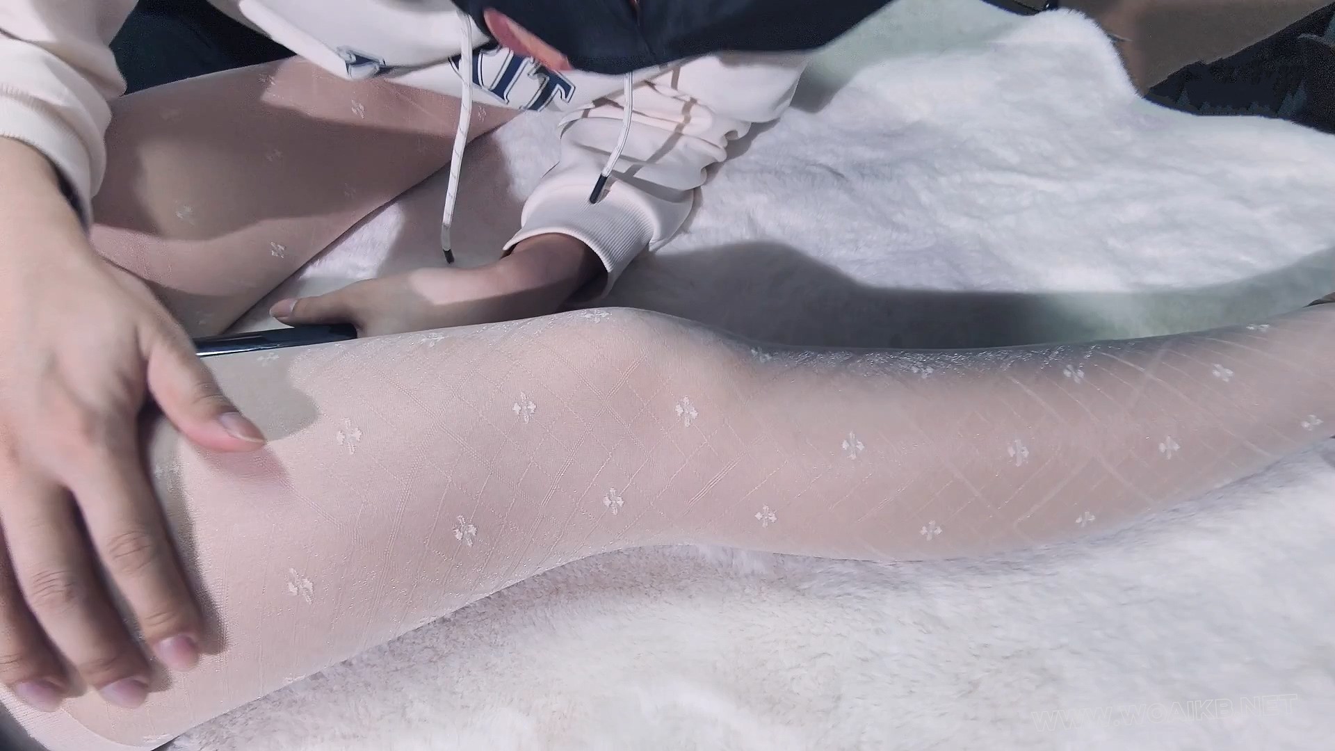 【妙妙】【定拍 足控福利】【jk+牛仔热裤 被好色弟弟舔脚之后 竟邀请弟弟到床上虐... 预览图