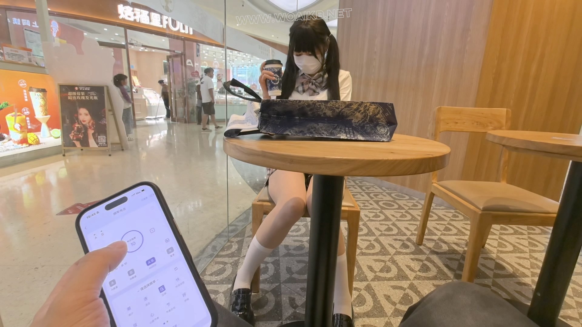 商场的露出 大庭广众的呻吟 掀起裙子露出电击器和波波贝 店员多次看向这边 光天化... 预览图