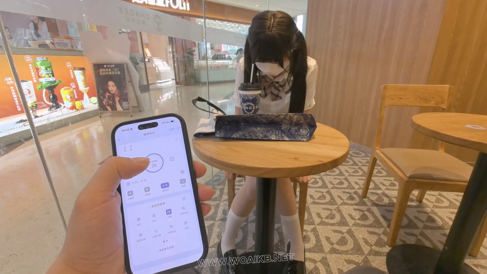 商场的露出 大庭广众的呻吟 掀起裙子露出电击器和波波贝 店员多次看向这边 光天化... 预览图